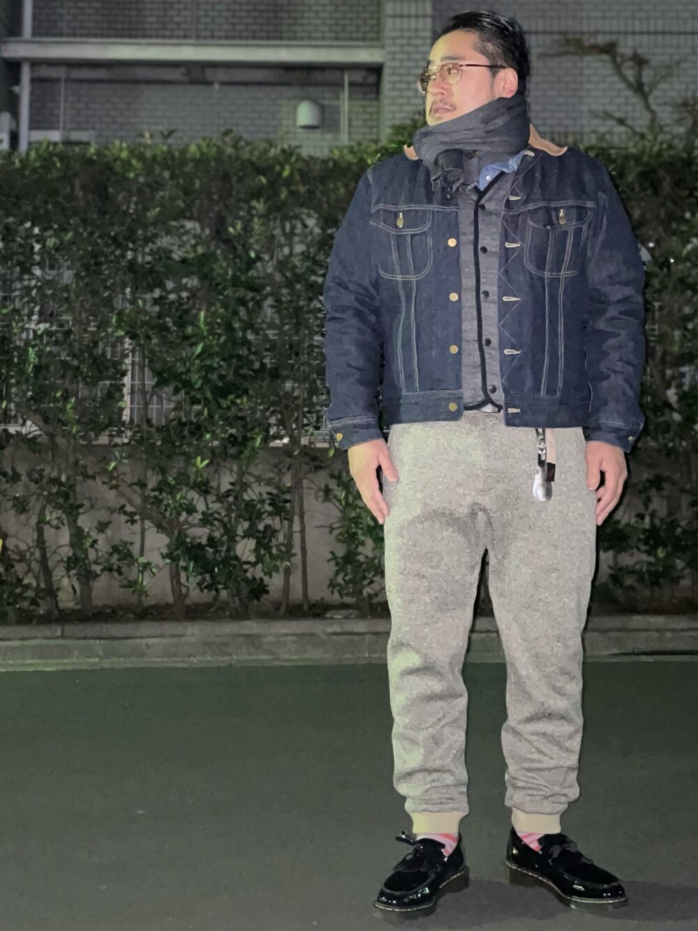 「冬コーデ、冬、デニム、デニムジャケット、LEE、シャンブレーシャツ、ベスト、スウェットパンツ、フリース、ローファー、ドクターマーチン、エナメルシューズ、マフラー、アメカジ、グラミチ」｜「Gramicciの[GRAMICCI/グラミチ] ボンディングニットフリース ナローリブパンツ（その他パンツ、ベージュ系）」を使った、gunken5さん（メンズ・171cm）の冬コーディネートの1枚目の写真