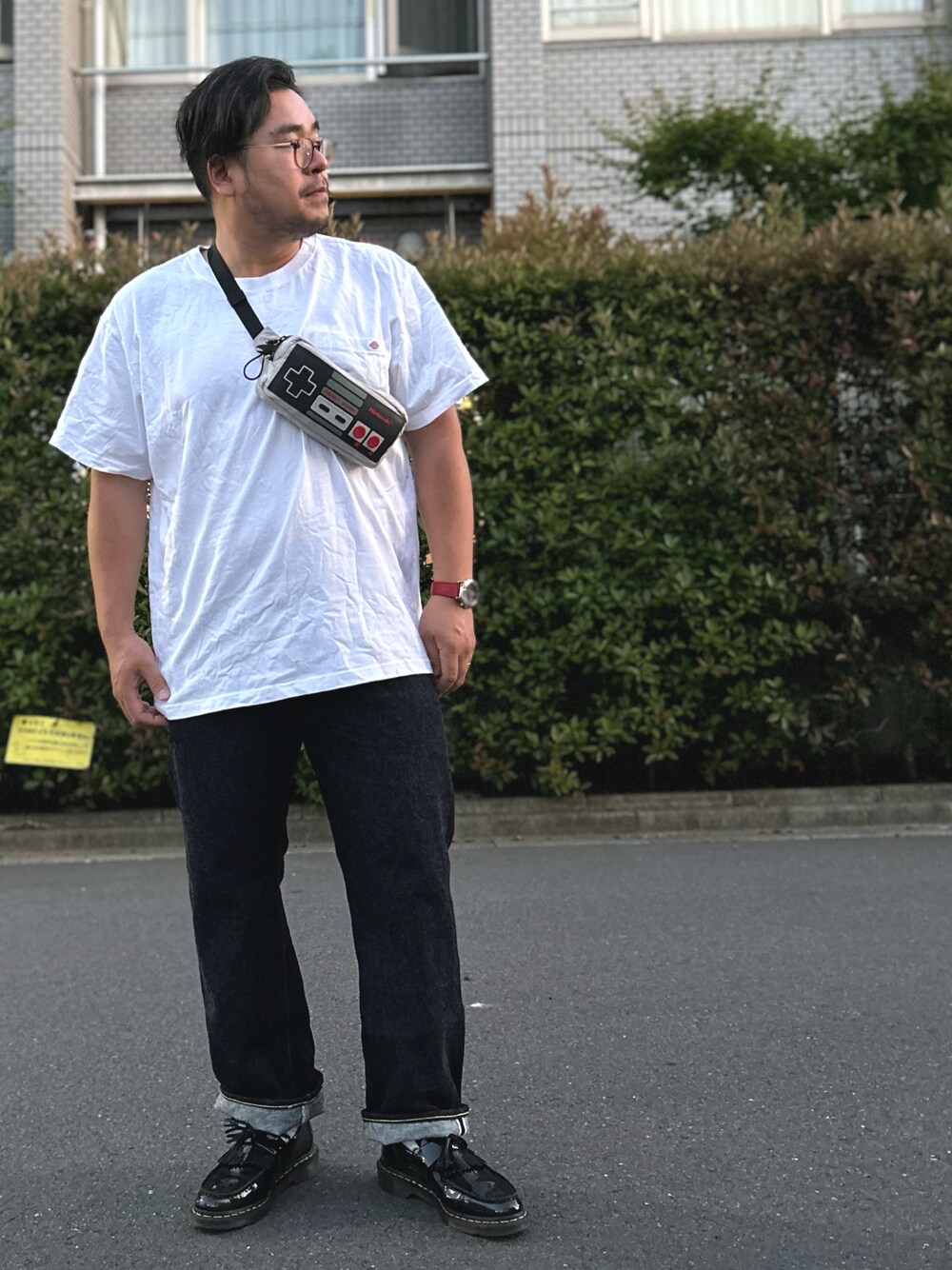 ローファーを使った「白Tジーパン」の人気ファッション