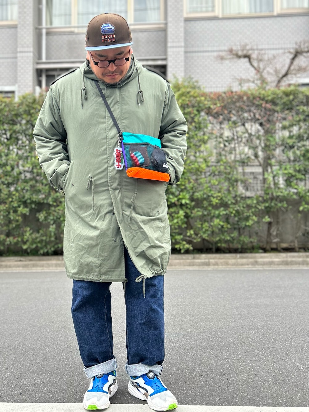 「春のNewスタイル、モッズコート、大人カジュアル、ミリタリー、ミリタリージャケット、デニム、デニムパンツ、ジーンズ、スニーカー、PUMA、アメカジ、アメカジコーデ、サコッシュ、ベースボールキャップ、キャップ」｜「ROTHCOのROTHCO M-51 FIELD PARKHA ロスコ M-51 フィールドパーカ モッズコート ミリタリージャケット（ミリタリージャケット、グリーン系）」を使った、gunken5さん（メンズ・171cm）の春コーディネートの1枚目の写真