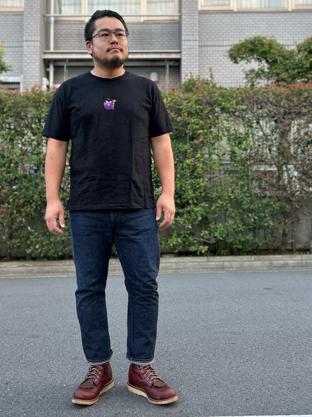 「Tシャツ、Tシャツ×デニム、黒、黒Tシャツ、ドラクエ、竜王、デニム、デニムパンツ、ジーンズ、ジーパン、ブーツ、スリムパンツ、グラニフ、シンプルスタイル、アメカジ」｜「Design Tshirts Store graniphのりゅうおうが　あらわれた！(ドラゴンクエスト)｜コラボTシャツ（Tシャツ/カットソー、ブラック系）」を使った、gunken5さん（メンズ・171cm）の秋コーディネートの1枚目の写真