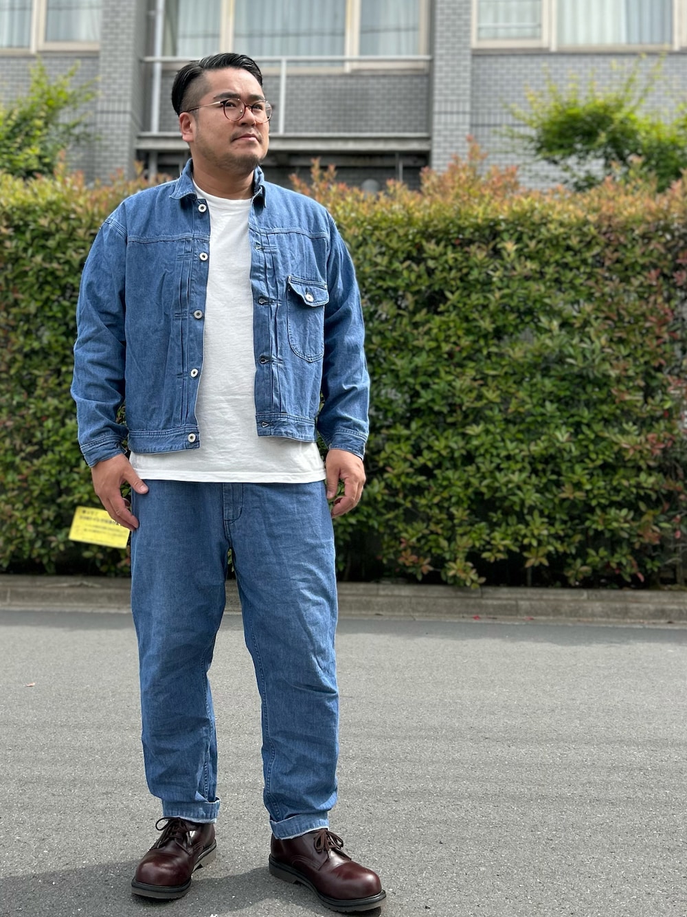 「春コーデ、シンプルスタイル、メンズコーデ、デニムパンツ、デニム、デニムジャケット、デニムオンデニム、セットアップ、セットアップスタイル、白Tシャツ、白Tジーパン、白Tシャツ×デニム、LEE、革靴、アメカジ」｜「Leeのアイテム（デニムジャケット、ブルー系）」を使った、gunken5さん（メンズ・171cm）の春コーディネートの1枚目の写真