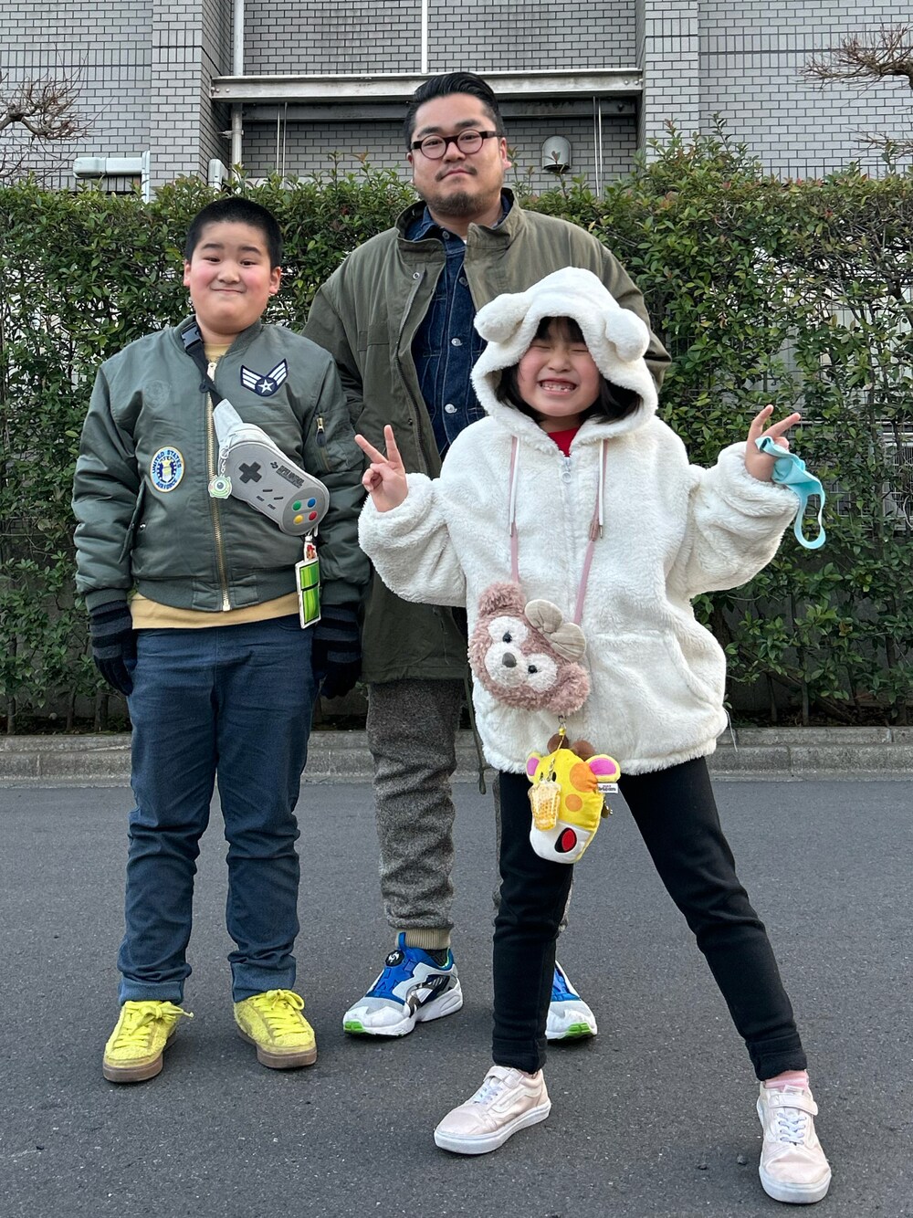 「メンズコーデ、冬コーデ、モッズコート、ミリタリー、ミリタリージャケット、ミリタリーコーデ、親子コーデ、デニム、デニムジャケット、PUMA、スニーカー、スニーカーコーデ、グラミチ、ジージャン、アメカジ」｜「しろくまのアイテム（ジャケット/アウター、ホワイト系）」を使った、gunken5さん（メンズ・171cm）の冬コーディネートの1枚目の写真