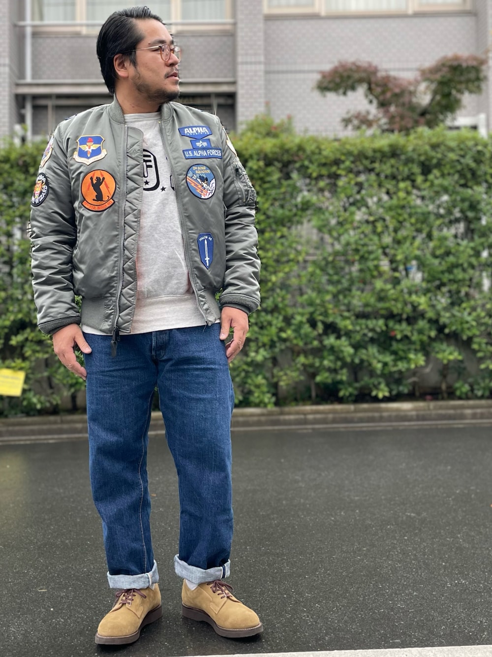 「秋コーデ、秋冬コーデ、秋のコーデ、MA-1、フライトジャケット、ミリタリー、スウェット、ポストマンシューズ、スエード、デニム、デニムパンツ、ジーンズ、アメカジ、革靴、冬」｜「DUBBLEWORKSのアイテム（スウェット、グレー系）」を使った、gunken5さん（メンズ・171cm）の秋コーディネートの1枚目の写真