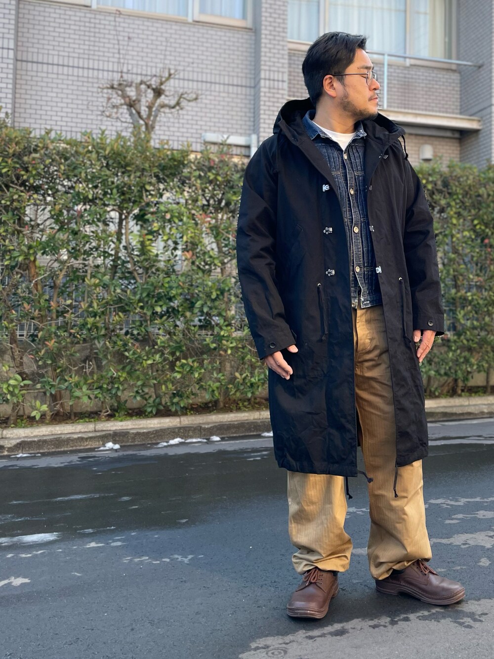 「レイヤードスタイル、ロングコート、ブラック、デニム、デニムジャケット、カーゴパンツ、ミリタリー、ミリタリーパンツ、アメカジ、ビルケンシュトック、重ね着」｜「orgueilのアイテム（ジャケット/アウター、ブラック系）」を使った、gunken5さん（メンズ・171cm）の冬コーディネートの1枚目の写真