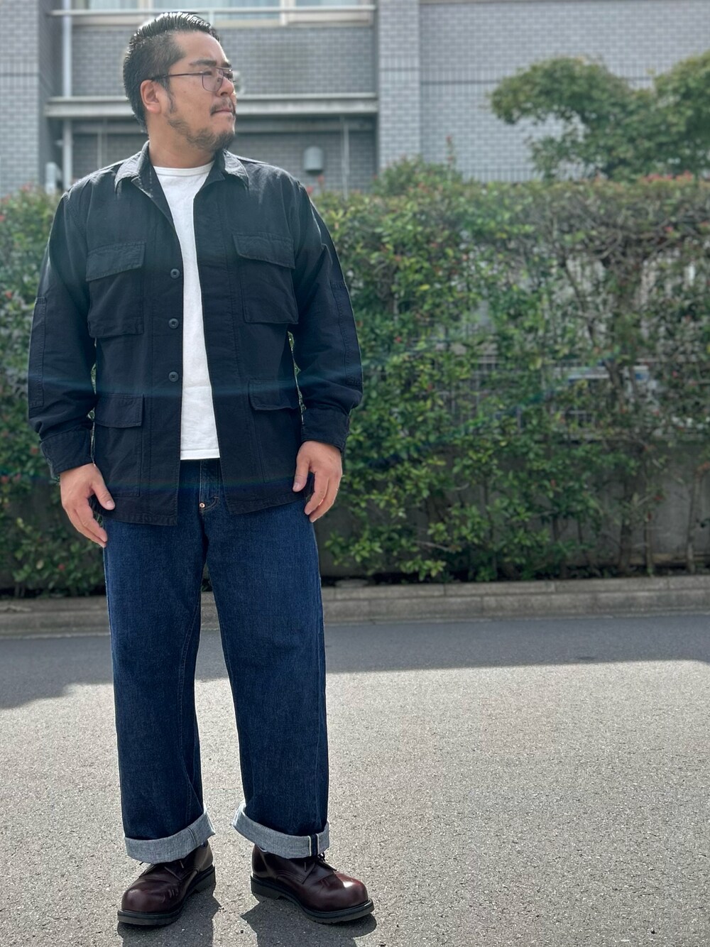 「秋服まるっと大公開、秋のコーデ、ミリタリー、ミリタリージャケット、ブラックコーデ、ブラック、デニム、デニムパンツ、白Tシャツ、白Tシャツ×デニム、ジーンズ、革靴、レザーシューズ、アメカジ、シンプルコーデ」｜「BODY WILDのアイテム（Tシャツ/カットソー、ホワイト系）」を使った、gunken5さん（メンズ・171cm）の秋コーディネートの1枚目の写真