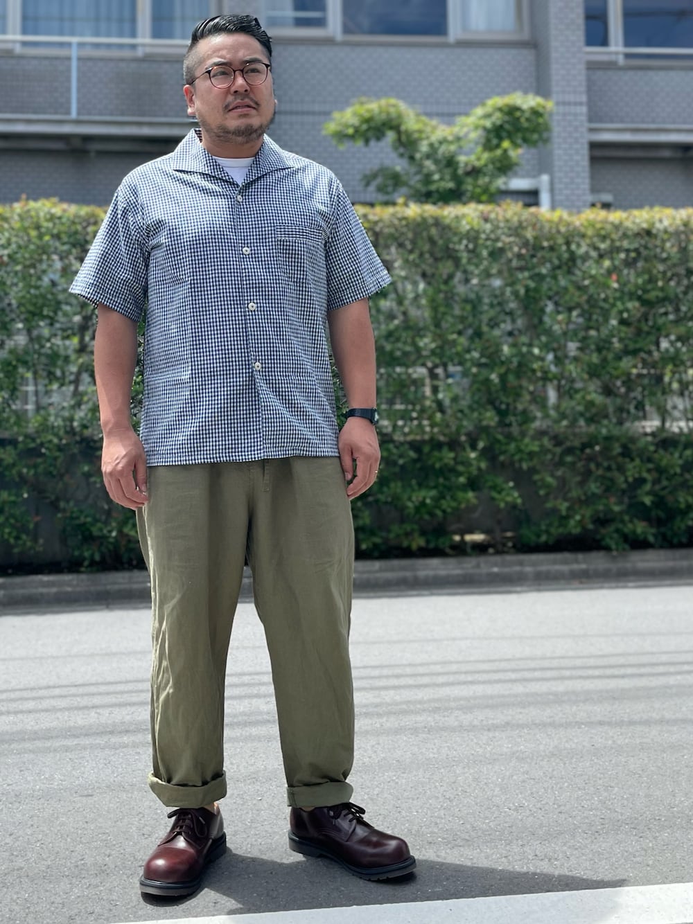 「シャツスタイル、チェック、半袖シャツ、イタリアンカラー、イージーパンツ、グリーン、革靴、レースアップシューズ、短靴、夏コーデ、夏、Pherrow's、ARMY TWILL、レザーシューズ、アメカジ」｜「Pherrow'sのアイテム（シャツ/ブラウス、ブルー系）」を使った、gunken5さん（メンズ・171cm）の夏コーディネートの1枚目の写真