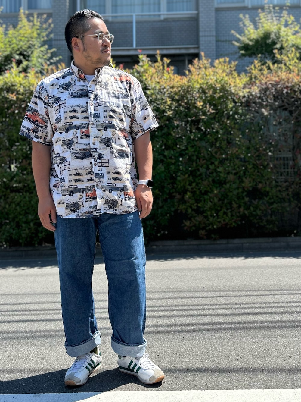 「半袖シャツ、総柄、総柄シャツ、ボタンダウンシャツ、古着MIX、古着、古着コーデ、ワイドデニム、デニム、デニムパンツ、adidas、アディダス、スニーカー、白スニーカー、アメカジ」｜「古着のアイテム（シャツ/ブラウス、ホワイト系）」を使った、gunken5さん（メンズ・171cm）の夏コーディネートの1枚目の写真