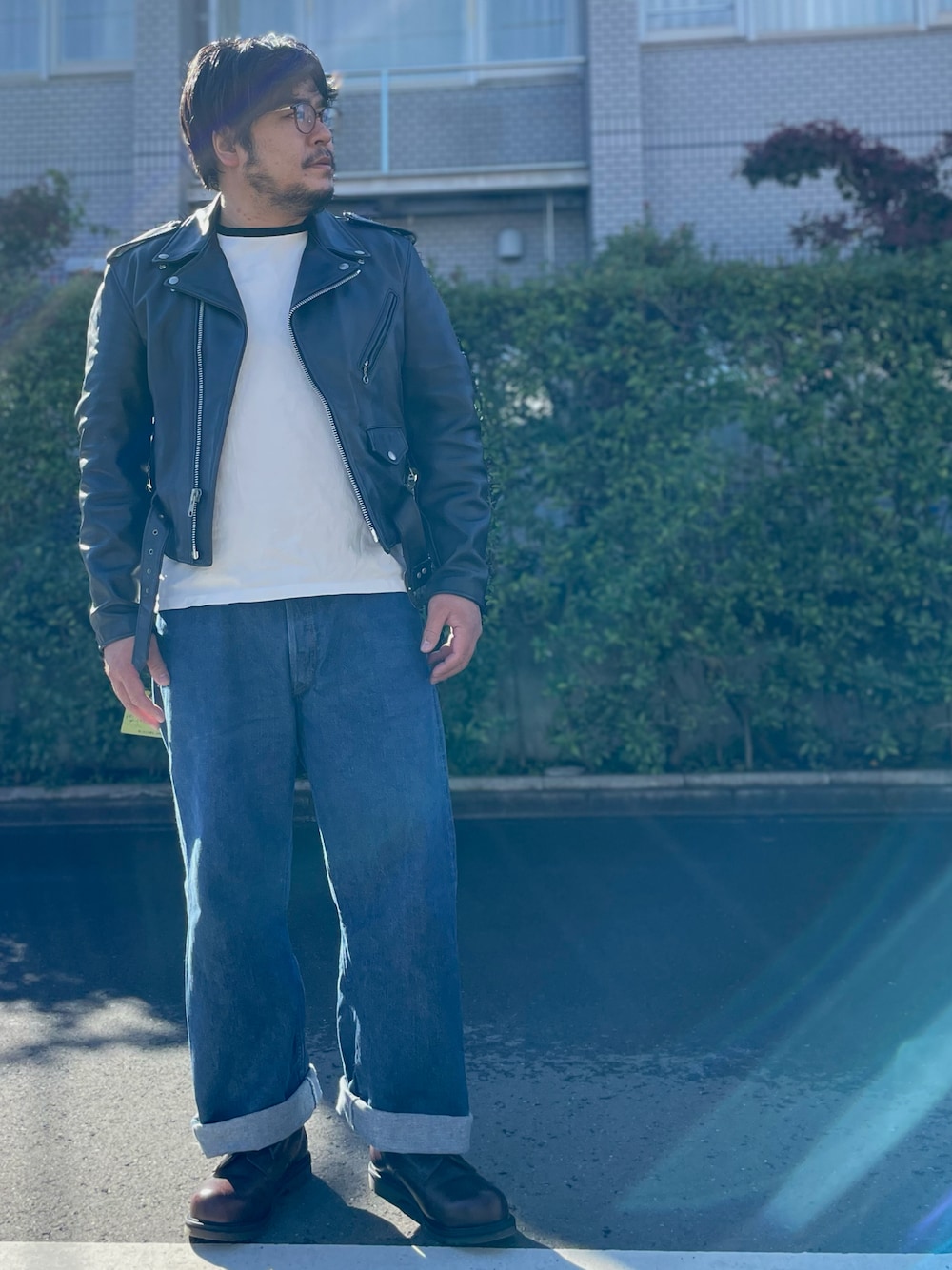 「ライダース、ライダースジャケット、革靴、革ジャン、Tシャツ、Tシャツ×デニム、デニム、デニムパンツ、ジーンズ、ジーパン、ワイドパンツ、レザーシューズ、アメカジ、秋コーデ、秋のコーデ」｜「TOYS McCOYのアイテム（Tシャツ/カットソー、ホワイト系）」を使った、gunken5さん（メンズ・171cm）の冬コーディネートの1枚目の写真