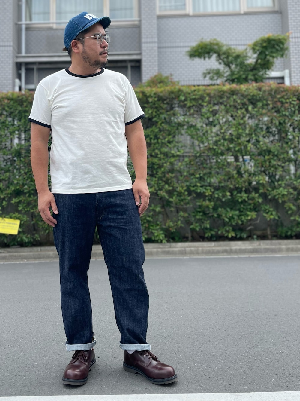 「夏コーデ、夏、Tシャツ、Tシャツ×デニム、リンガーTシャツ、白Tシャツ、白Tシャツ×デニム、白Tジーパン、デニム、デニムパンツ、革靴、レザーシューズ、ジーパン、ジーンズ、レースアップシューズ」｜「manabooのアイテム（帽子、ブルー系）」を使った、gunken5さん（メンズ・171cm）の夏コーディネートの1枚目の写真