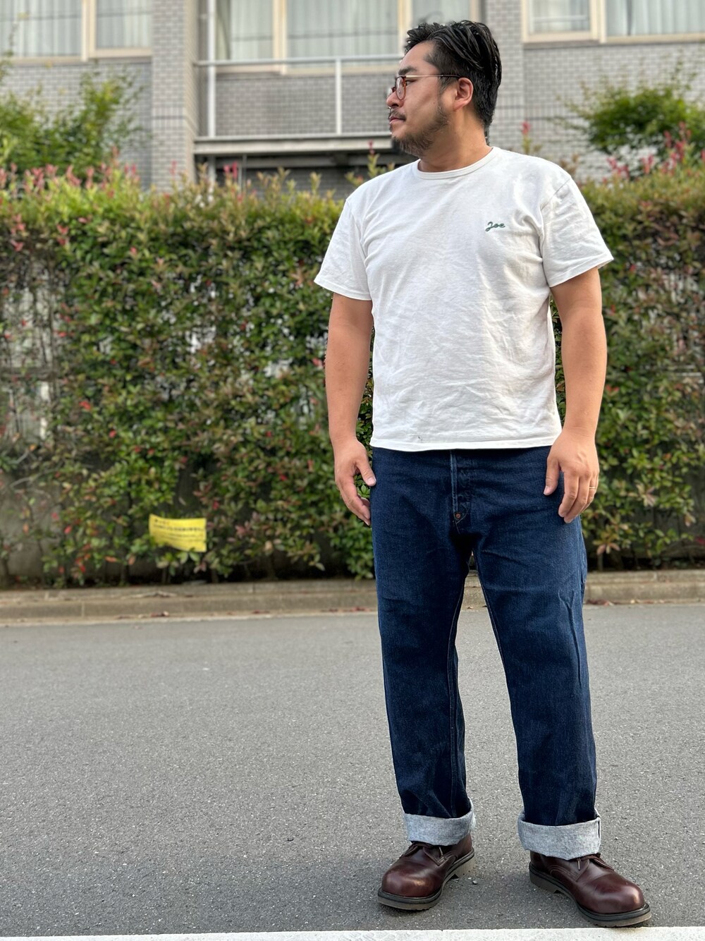 「夏、シンプルスタイル、白Tシャツ、デニム、夏コーデ、白Tシャツ×デニム、白Tジーパン、アメカジ、ジーンズ、デニムパンツ、革靴、レザーシューズ、Tシャツ、刺繍、シンプルコーデ」｜「Pherrow'sのアイテム（Tシャツ/カットソー、ホワイト系）」を使った、gunken5さん（メンズ・171cm）の夏コーディネートの1枚目の写真
