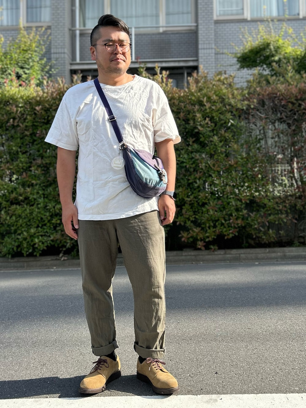 「白Tシャツ、Tシャツ、イージーパンツ、ショルダーバッグ、夏コーデ、夏、ポストマンシューズ、スエード、革靴、メンズファッション、シンプルコーデ、シンプル、アメカジ、アメカジコーデ」｜「DenimeのNOMAD×Denime SHOULDER BAG/ノマド×ドゥニーム　ショルダーバッグ（ショルダーバッグ、ブルー系）」を使った、gunken5さん（メンズ・171cm）の夏コーディネートの1枚目の写真