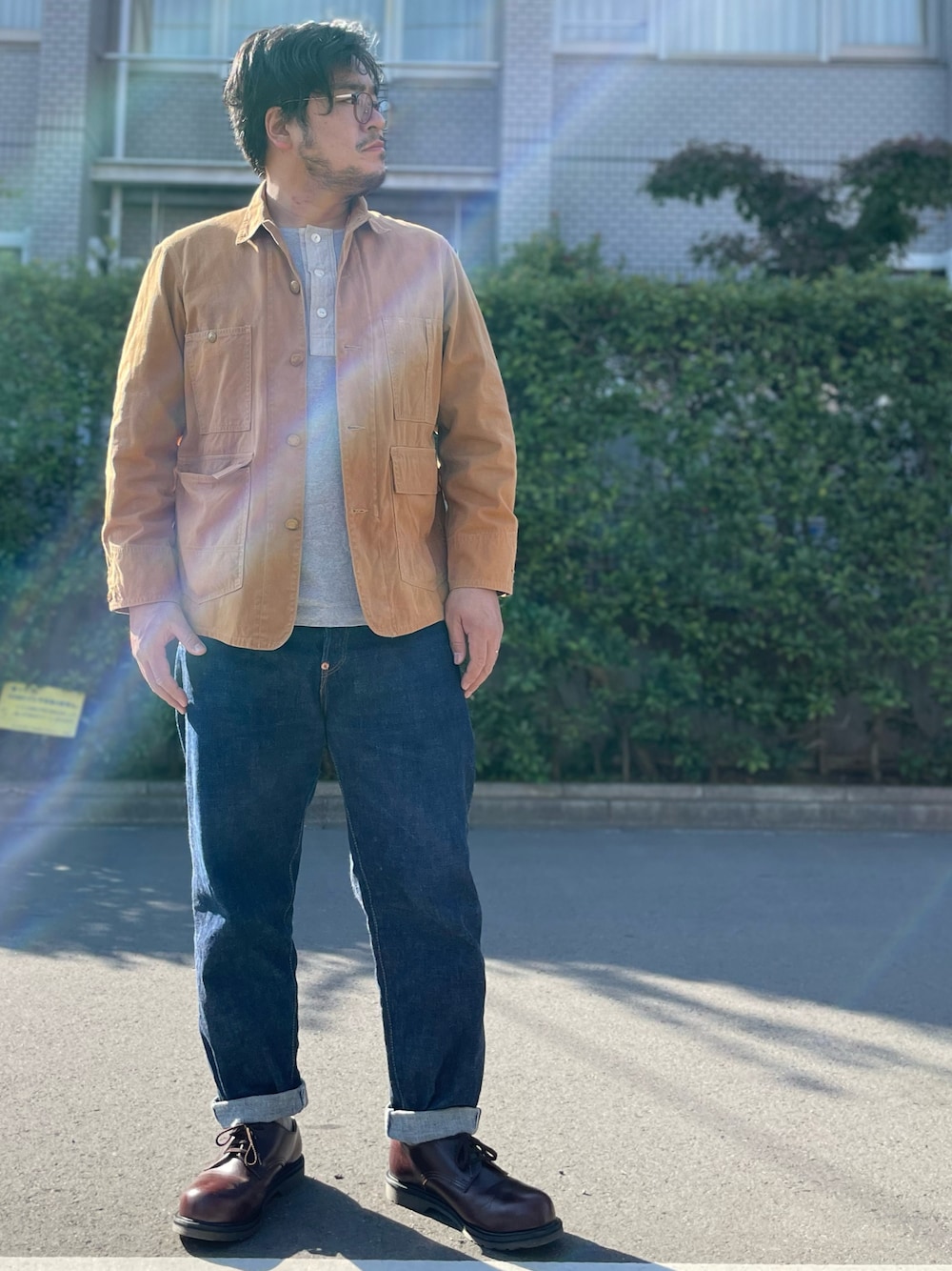「シンプル、秋コーデ、秋のコーデ、秋服、秋、カバーオール、ブラウン、デニム、デニムパンツ、革靴、レザーシューズ、Tシャツ、レイヤードスタイル、レースアップシューズ、アメカジ」｜「Pherrow'sのアイテム（Tシャツ/カットソー、ベージュ系）」を使った、gunken5さん（メンズ・171cm）の秋コーディネートの1枚目の写真