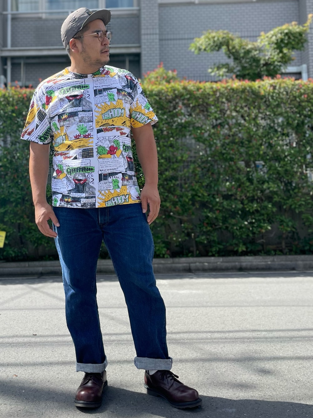 「キャップ、Tシャツ、プリントT、Tシャツ×デニム、デニム、デニムパンツ、ジーンズ、革靴、レースアップシューズ、アメカジ、夏コーデ、夏、レザーシューズ」｜「CHESWICKのアイテム（Tシャツ/カットソー、ホワイト系）」を使った、gunken5さん（メンズ・171cm）の秋コーディネートの1枚目の写真