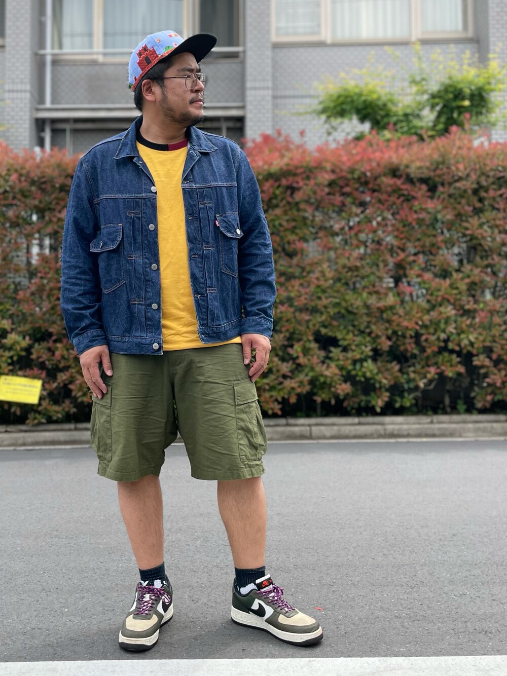 「FUDGEBOYのトラッドスタイル、ベースボールキャップ、キャップ、デニム、デニムジャケット、カーゴショーツ、カーゴパンツ、Tシャツ、リバーシブル、チャンピオン、ミリタリー、NIKE、スニーカー、春コーデ、ジージャン」｜「BIOWORLDのアイテム（キャップ、ブルー系）」を使った、gunken5さん（メンズ・171cm）の春コーディネートの1枚目の写真