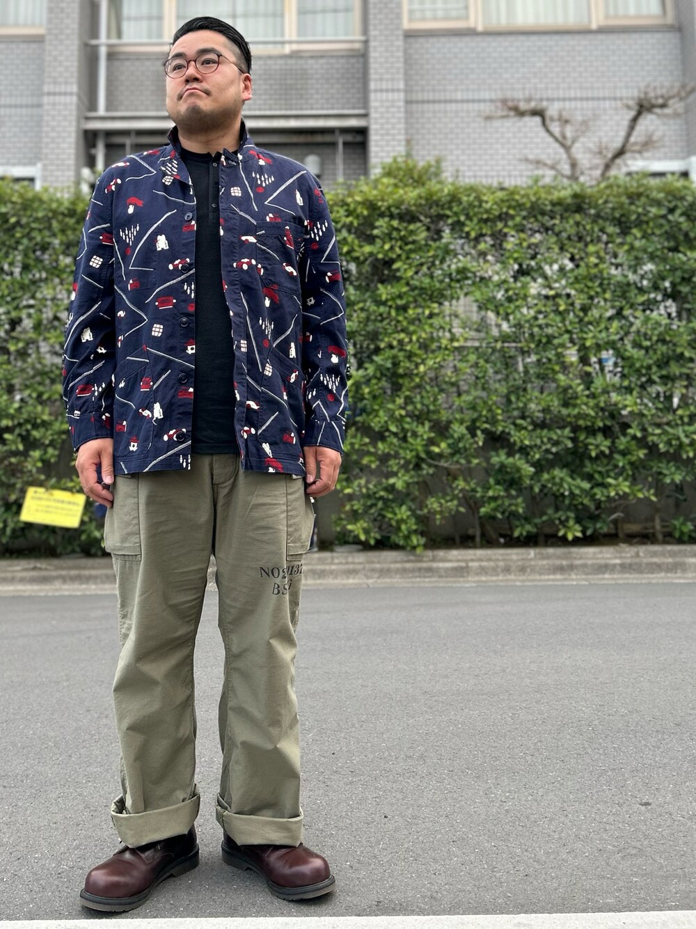 「春服デビュー宣言、春コーデ、春、ショップコート、スプリングコート、ジャケット、総柄、ヘンリーネック、Tシャツ、カーゴパンツ、ミリタリー、ダービーシューズ、革靴、アメカジ、軍パン」｜「OLD CROWのアイテム（ジャケット/アウター、ブルー系）」を使った、gunken5さん（メンズ・171cm）の春コーディネートの1枚目の写真