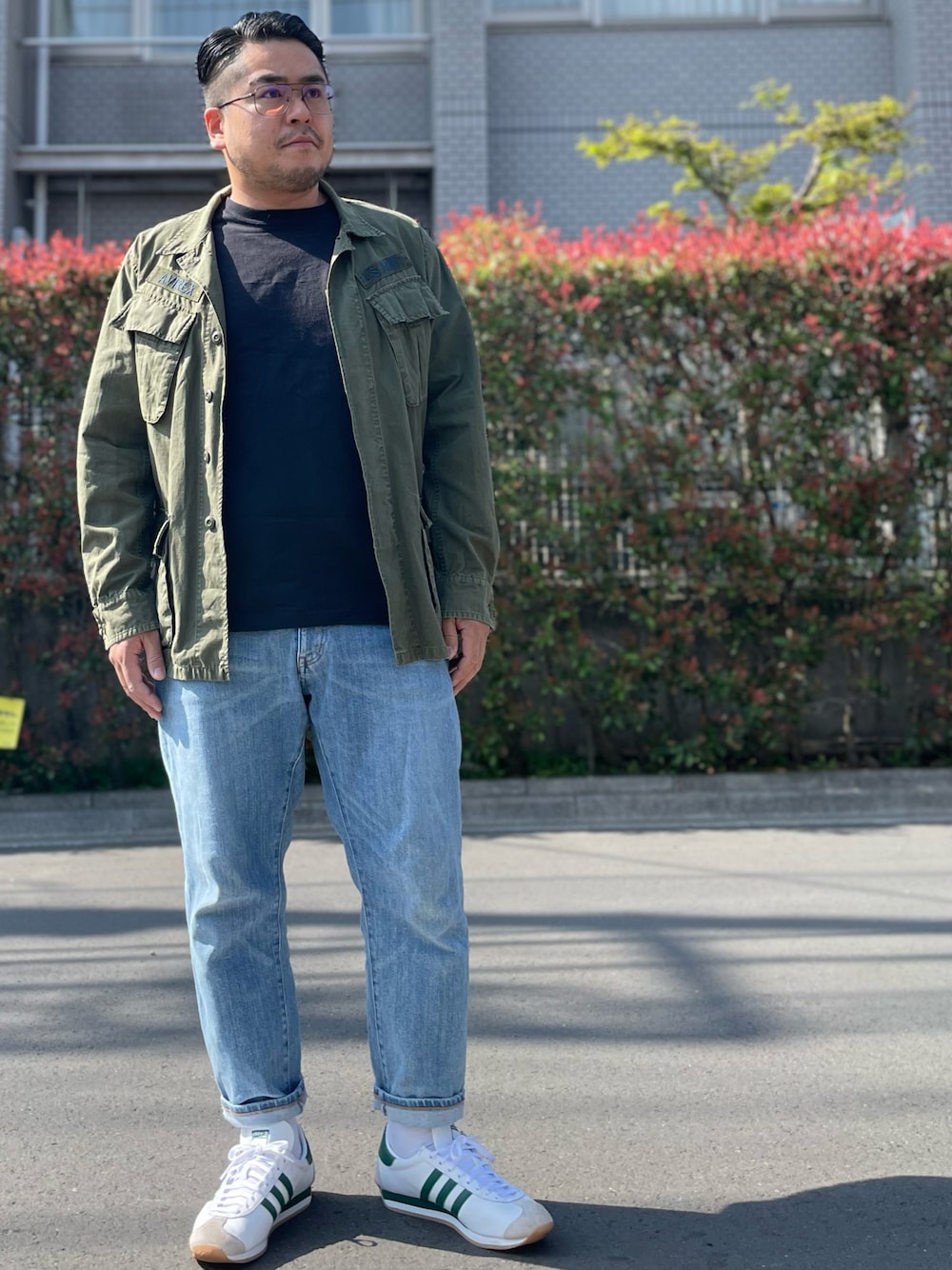 「ミリタリー、春コーデ、春、ミリタリージャケット、ファティーグジャケット、AVIREX、Tシャツ、zozoデニム、デニム、デニムパンツ、スニーカー、adidas、白スニーカー、アメカジ」｜「ZOZOのスリムテーパードデニム／ライトインディゴブルー［MEN］（デニムパンツ、ブルー系）」を使った、gunken5さん（メンズ・171cm）の春コーディネートの1枚目の写真