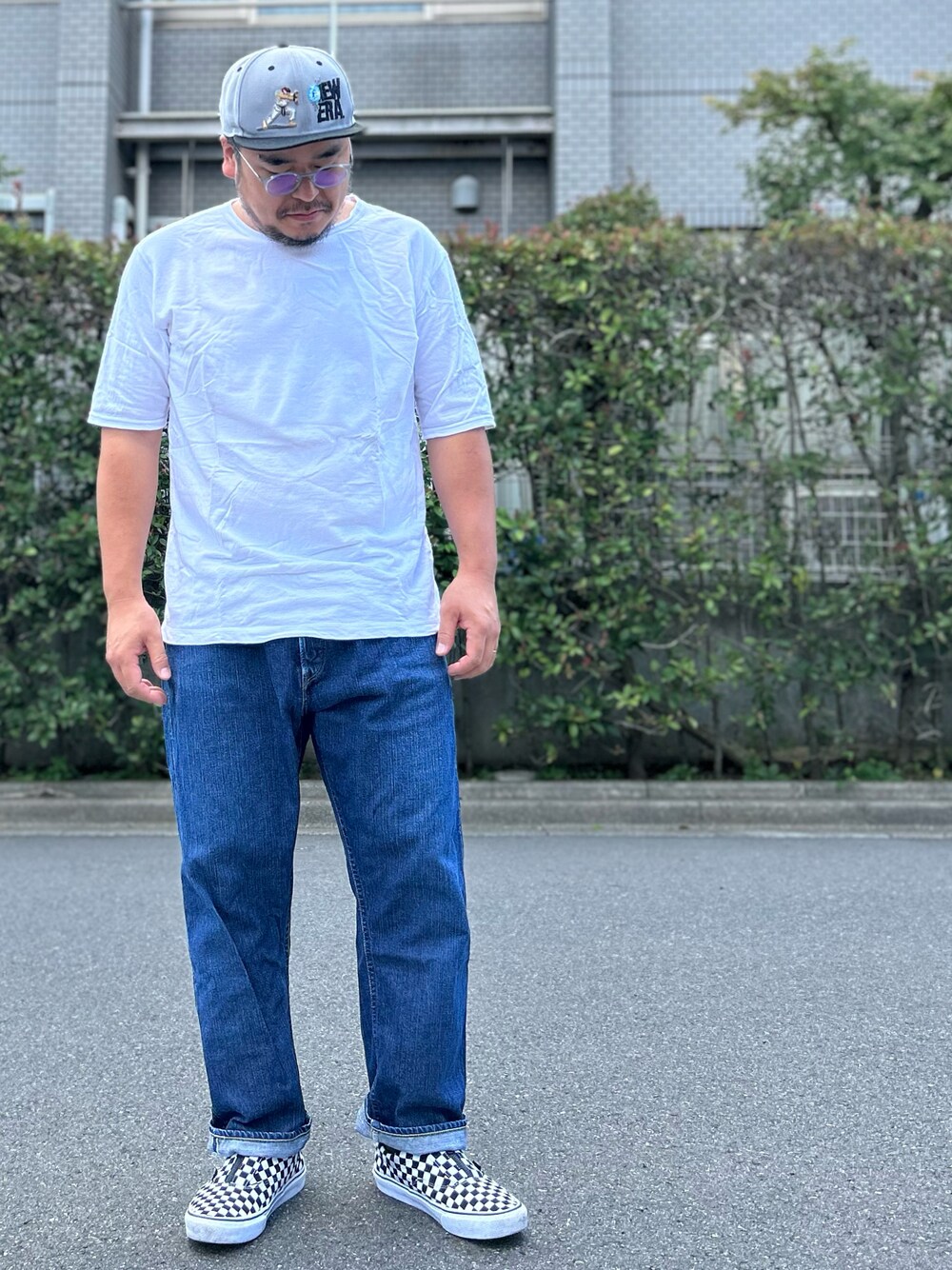 VANSのアイテムを使った「白Tシャツ×デニム」のメンズ人気ファッション 