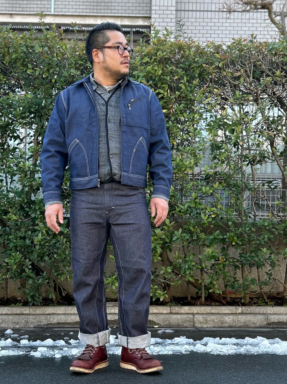 「デニム、デニムパンツ、デニムジャケット、デニムオンデニム、ジージャン、ジーパン、ジーンズ、ペインターパンツ、レイヤードスタイル、レイヤード、シャツ、ベスト、ブーツ、アメカジ、メンズファッション」｜「Scyeの＜SCYE（サイ）＞ セルビッジ ストレートジーンズ（デニムパンツ、ブルー系）」を使った、gunken5さん（メンズ・171cm）の冬コーディネートの1枚目の写真