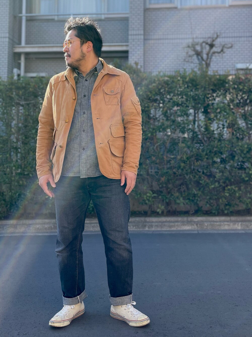 「ハンティングジャケット、カバーオール、デニムパンツ、デニム、ブラックデニム、シャンブレーシャツ、黒、コンバース、白スニーカー、黒パンツ、アメカジ、Denime、冬コーデ、冬、ブラウン」｜「Denimeの【MADE IN JAPAN】6.0oz シャンブレーワークシャツ（シャツ/ブラウス、ブラック系）」を使った、gunken5さん（メンズ・171cm）の冬コーディネートの1枚目の写真