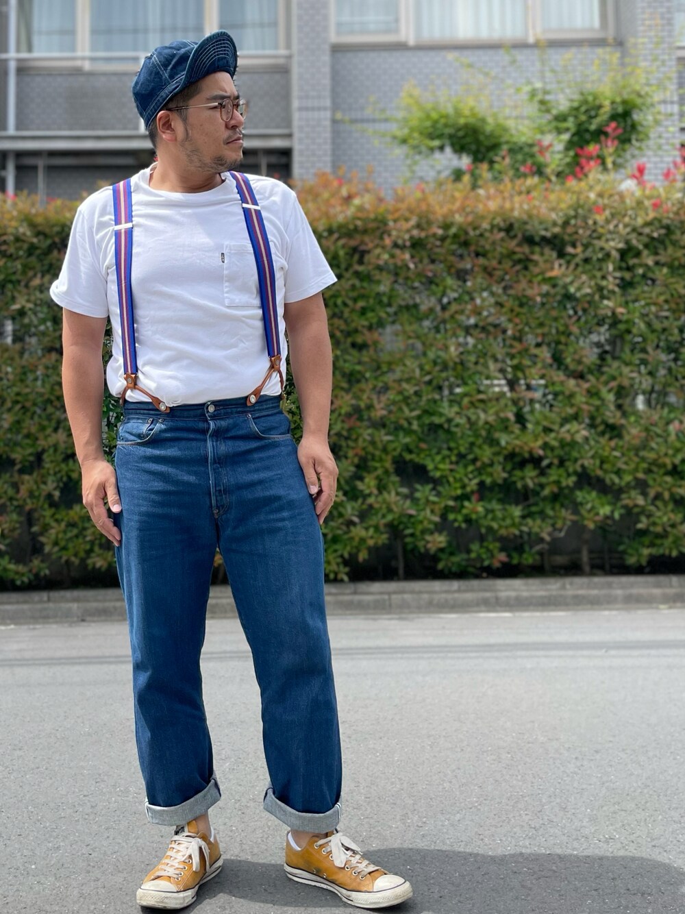 ブルー系のデニムパンツ、イエロー系のスニーカー、ホワイト系のTシャツ/カットソーを着用したメンズの夏コーディネートの1枚目の写真