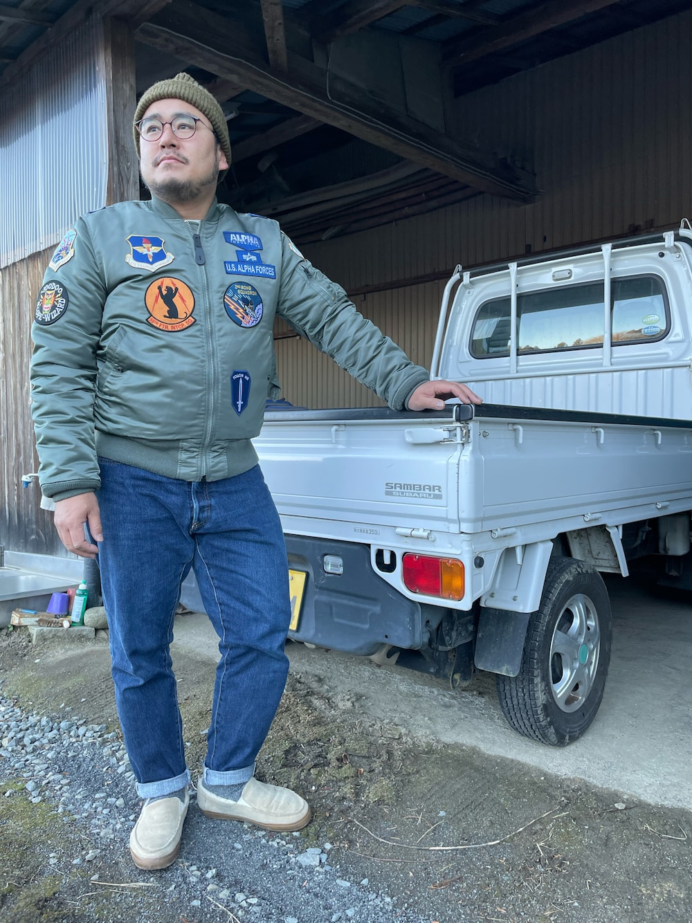 「MA-1、ニット帽、フライトジャケット、キャップ、デニム、デニムパンツ、VANS、スニーカー、スリッポン、冬コーデ、冬、アメカジ」｜「ALPHAのALPHA アルファ TA0197 MA-1 フライトジャケット JAPAN FIT　FULL PTACHED（MA-1、グレー系）」を使った、gunken5さん（メンズ・171cm）の冬コーディネートの1枚目の写真