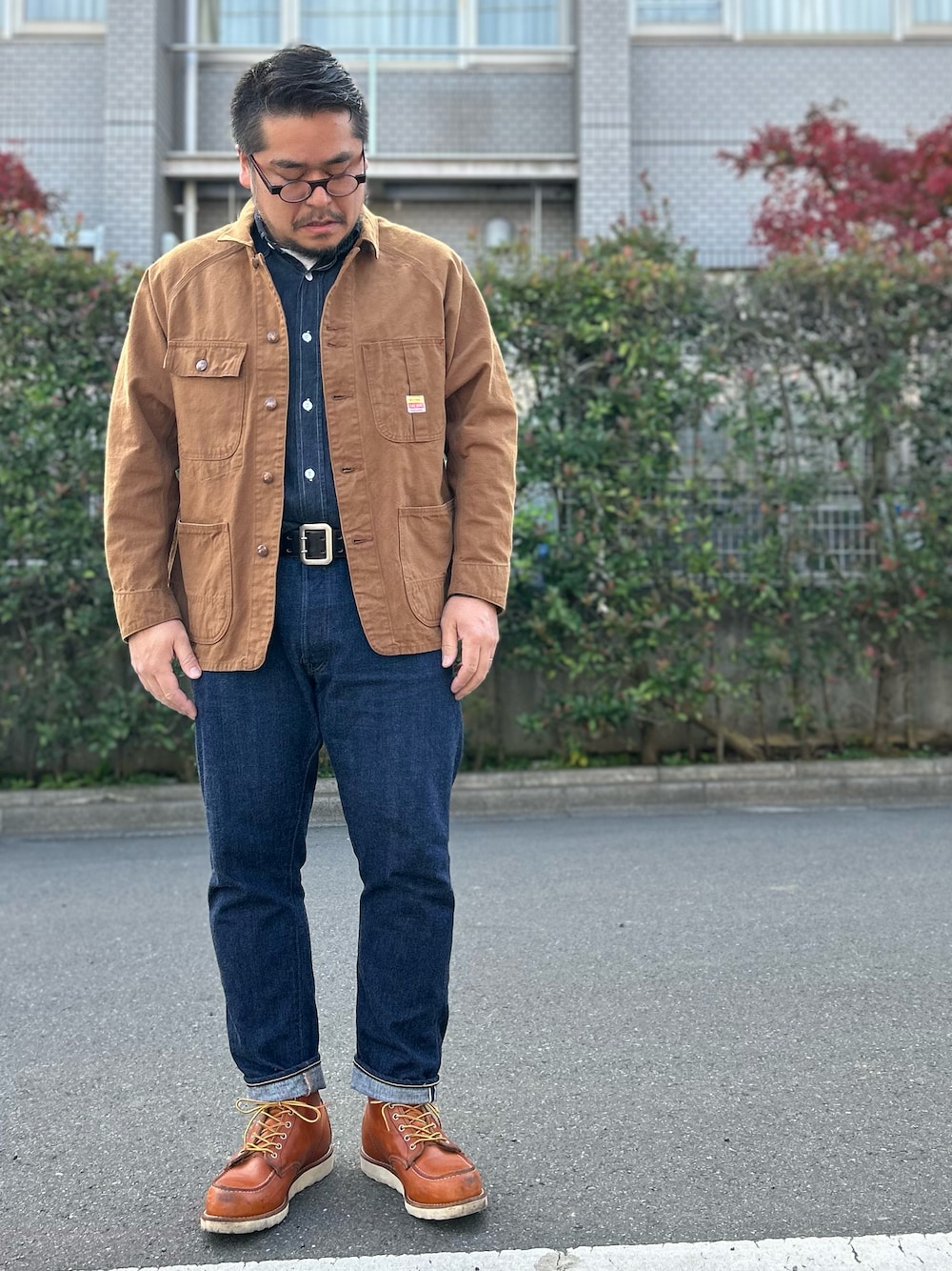 ブルー系のシャツ/ブラウス、ベージュ系のジャケット/アウター、ブルー系のデニムパンツを着用したメンズの冬コーディネートの1枚目の写真
