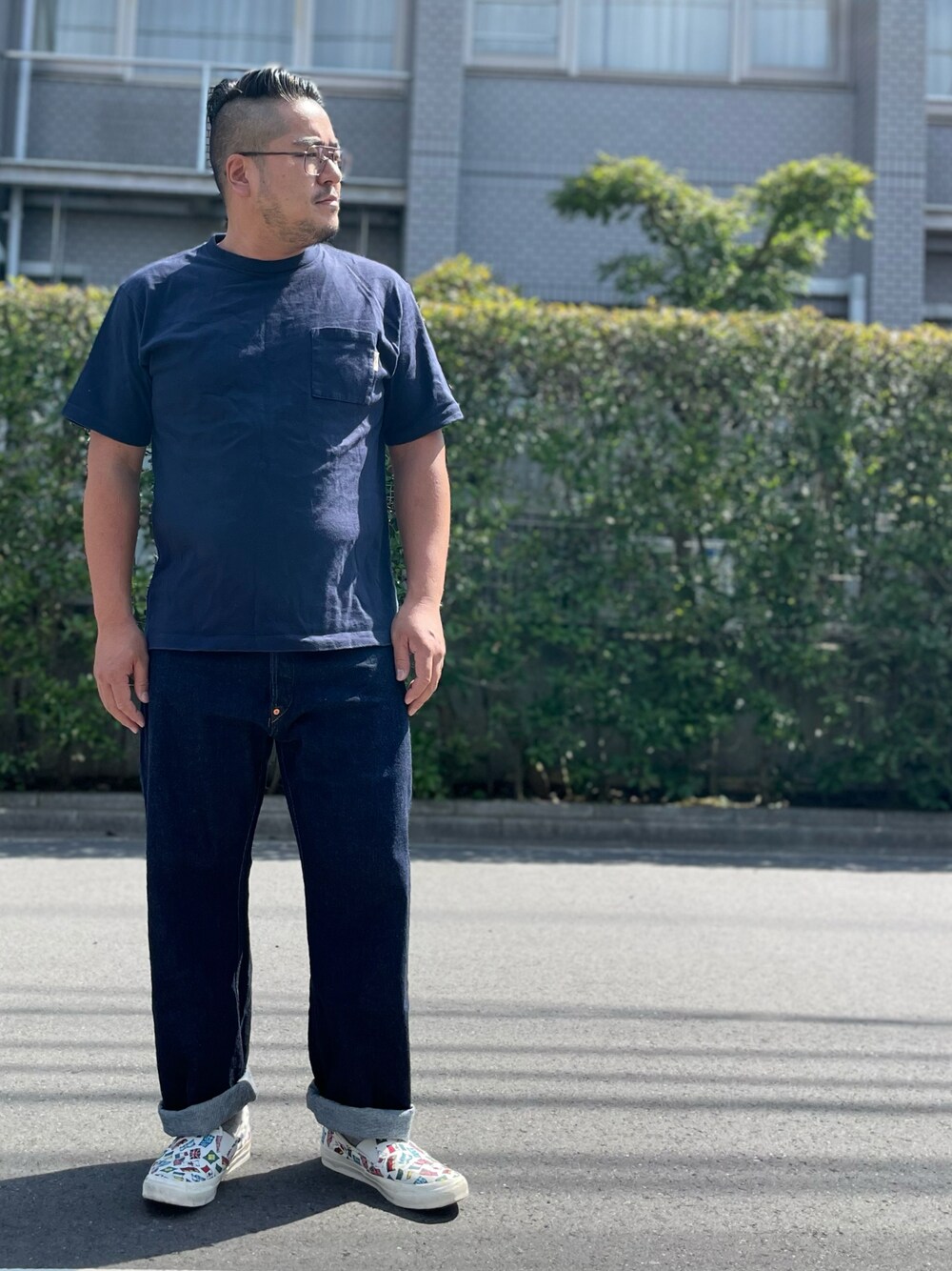 「夏コーデ、夏、ネイビー、デニム、デニムパンツ、ジーンズ、ポケットＴシャツ、スニーカー、スリッポン、アメカジ、Tシャツ×デニム、Tシャツジーパン、紺、コンバース、シンプル」｜「Denimeの【Denime×sportswear / ドゥニーム×スポーツウェア】 PKTee　ポケットTEE（Tシャツ/カットソー、ホワイト系）」を使った、gunken5さん（メンズ・171cm）の夏コーディネートの1枚目の写真