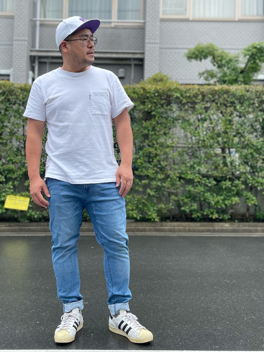 「夏コーデ、夏、NEW ERA、ベースボールキャップ、キャップ、白Tシャツ、白Tシャツ×デニム、白Tジーパン、ポケットＴシャツ、デニム、デニムパンツ、クライミングパンツ、adidas、スーパースター、スニーカー」｜「NEW ERAのアイテム（キャップ、ホワイト系）」を使った、gunken5さん（メンズ・171cm）の夏コーディネートの1枚目の写真
