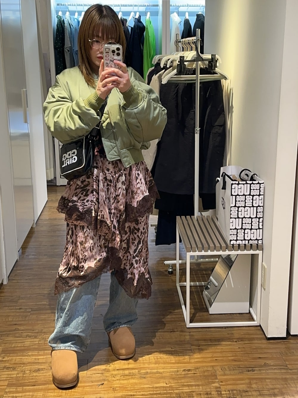 「UGG、スリッポン、コムデギャルソンガール、Acne Studios、SLY」｜「Acne Studiosのアイテム（MA-1、グリーン系）」を使った、Rさん（レディース・157cm）の冬コーディネートの1枚目の写真