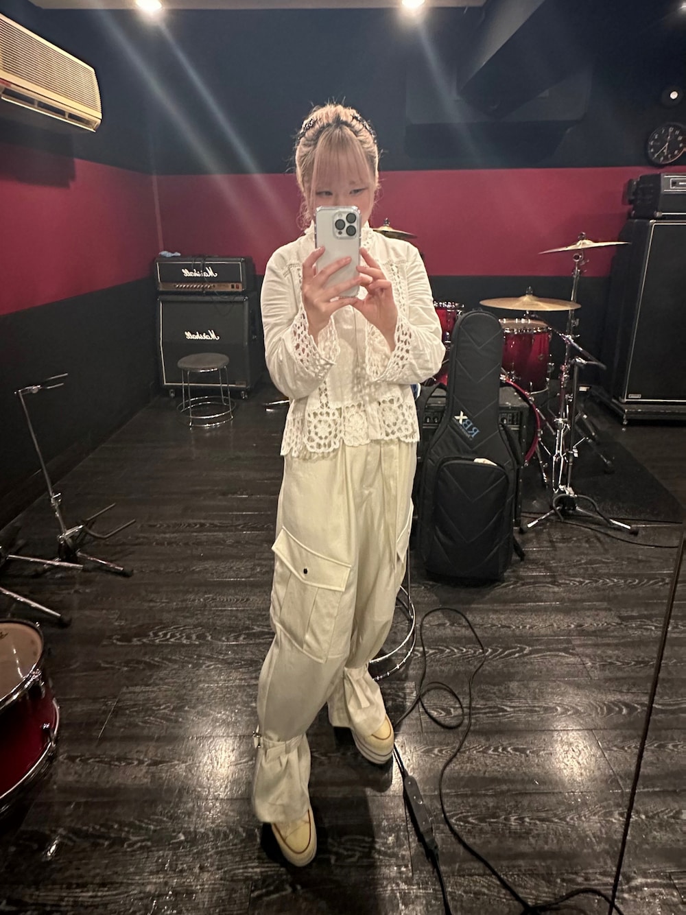 「ZARAのアイテム（シャツ/ブラウス、ホワイト系）」を使った、Rさん（レディース・157cm）の春コーディネートの1枚目の写真