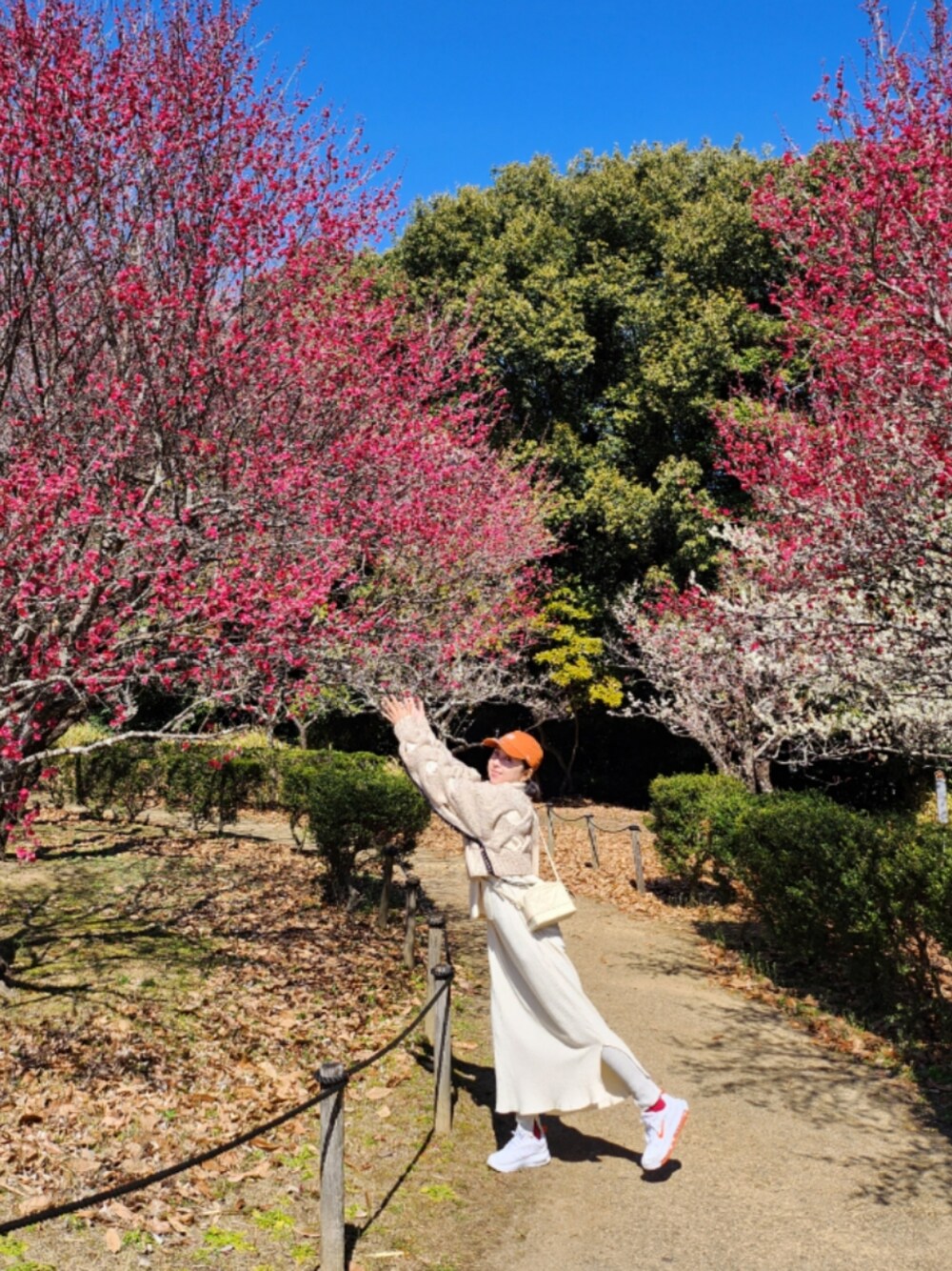 「梅まつり、休日スタイル、キャップ、スニーカー、オレンジ、ワンピース、オトナ女子、お出かけコーデ、お洒落さんとつながりたい、153cm」｜「MAISON SPECIALのCable Slit Hand Short Knit/ケーブルスリットハンドショートニット【MAISON SPECIAL/メゾンスペシャル】（ニット/セーター、ホワイト系）」を使った、kaedemanさん（レディース・153cm）の春コーディネートの1枚目の写真