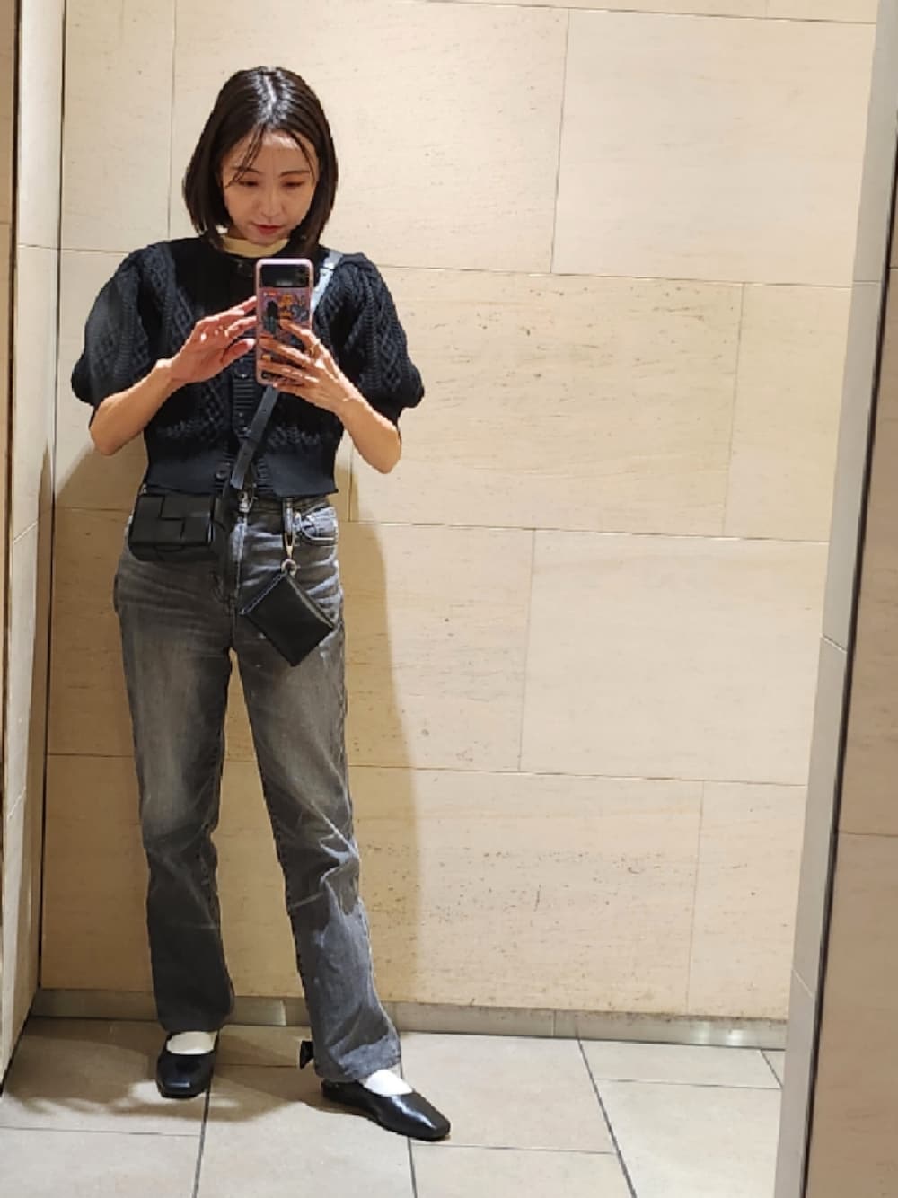 「お出かけコーデ、デニム、ブラックコーデ、秋コーデ、半袖ニット、低身長、153cm」｜「SOMETHINGのアイテム（デニムパンツ、ブラック系）」を使った、kaedemanさん（レディース・153cm）の秋コーディネートの1枚目の写真