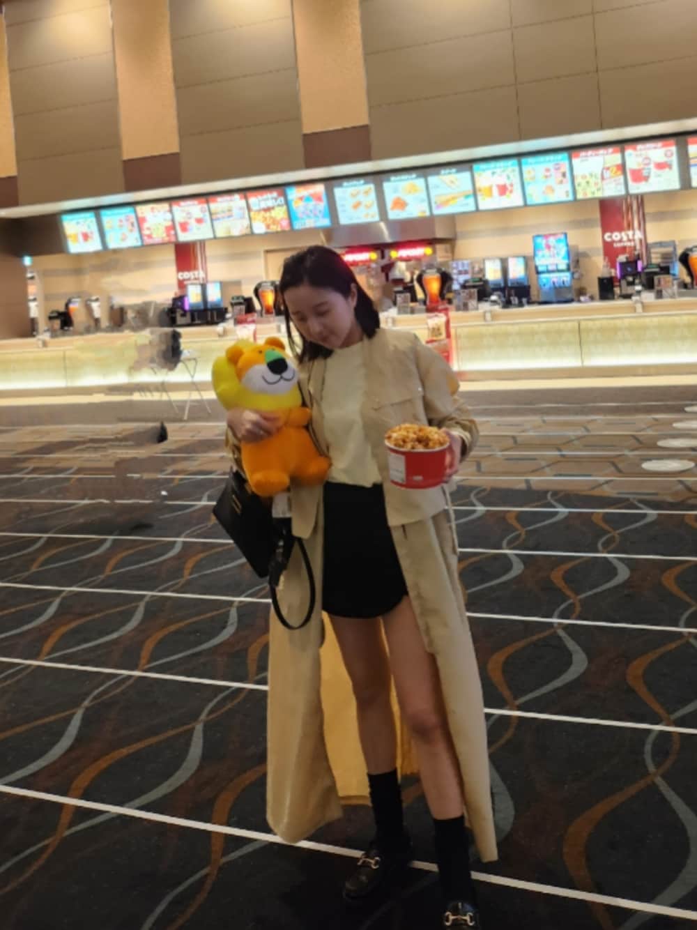 「コート、ショートパンツ、ローファー×靴下、休日スタイル、最近のいい感じコーデ、153cm、イエロー×ブラック」｜「ZARAのアイテム（パンツ、ブラック系）」を使った、kaedemanさん（レディース・153cm）の春コーディネートの1枚目の写真