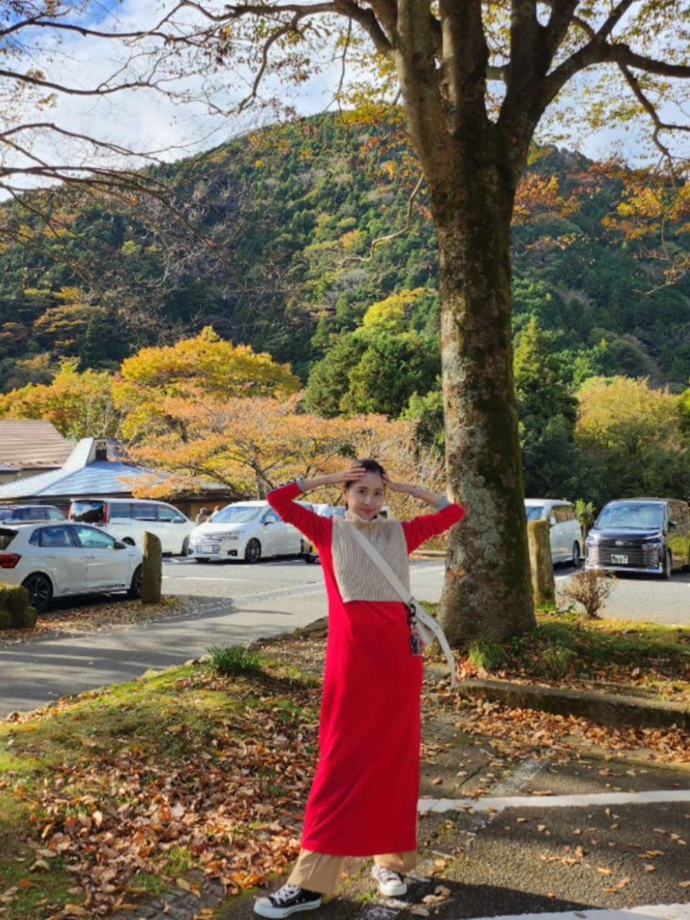 「旅行コーデ、推し活コーデ、メンバーカラー、深紅、紅葉、秋コーデ、スニーカー、ワンピース、153cm」｜「Kappaのアイテム（ワンピース、レッド系）」を使った、kaedemanさん（レディース・153cm）の秋コーディネートの1枚目の写真