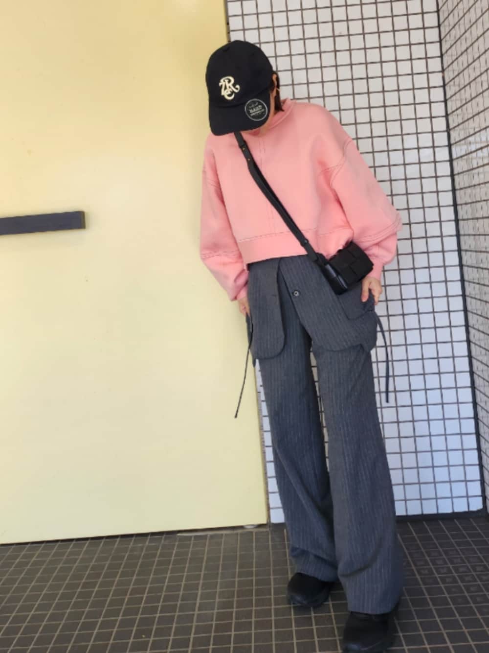 「ピンク、休日スタイル、スポーツミックス、パンツスタイル、キャップ、スニーカー、153cm」｜「MAISON SPECIALのアイテム（トップス、ピンク系）」を使った、kaedemanさん（レディース・153cm）の冬コーディネートの1枚目の写真