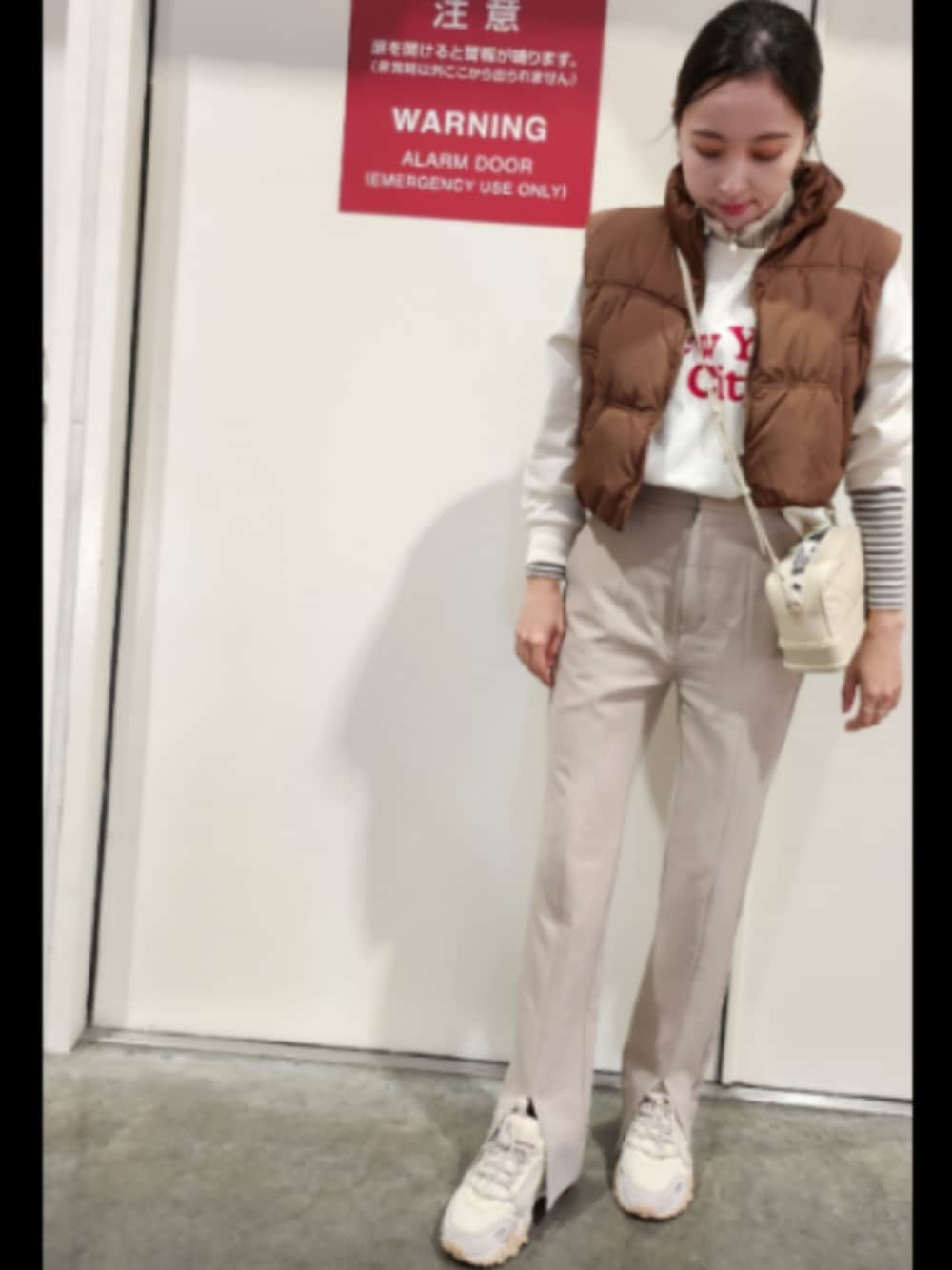 「お出かけコーデ、スニーカー、スウェット、秋コーデ、オトナ女子、コストココーデ、153cm」｜「Mila Owenのアイテム（パンツ、ベージュ系）」を使った、kaedemanさん（レディース・153cm）の秋コーディネートの1枚目の写真