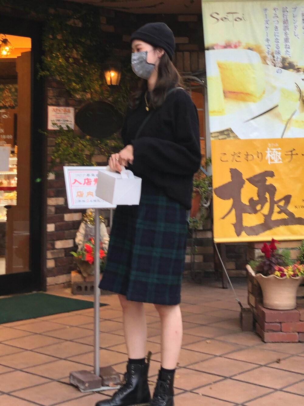 「カジュアルコーデ、大人カジュアル、お洒落さんとつながりたい、ゆるコーデ、ラフ、冬、チェックパンツ、ニット、ニット帽、ブーツ、韓国ファッション、短パン、カジュアル、冬コーデ、ラクチンコーデ」｜「jpressのアイテム（パンツ、グリーン系）」を使った、ユイさん（レディース・168cm）の秋コーディネートの1枚目の写真
