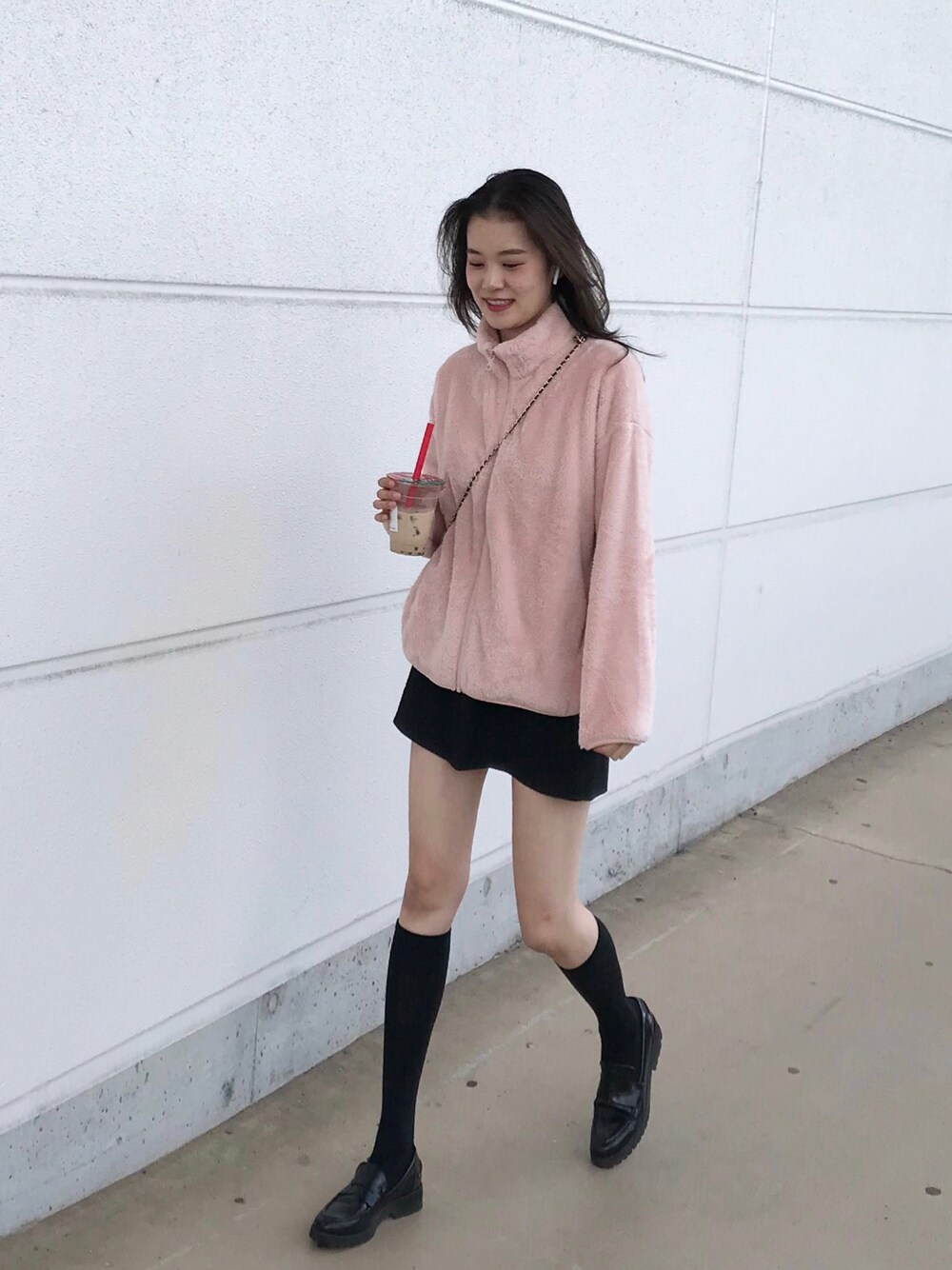 「秋のコーデ、休日コーデ、シンプルコーデ、ootd、お洒落さんとつながりたい、大人かわいい、冬コーデ、カジュアルコーデ、ビッグシルエット、プチプラ、UNIQLO、カジュアル、ゆるコーデ、韓国ファッション、フリース」｜「CHARLES & KEITHのチャンキー ペニーローファー / Chunky Penny Loafers（ローファー、ブラック系）」を使った、ユイさん（レディース・168cm）の秋コーディネートの1枚目の写真