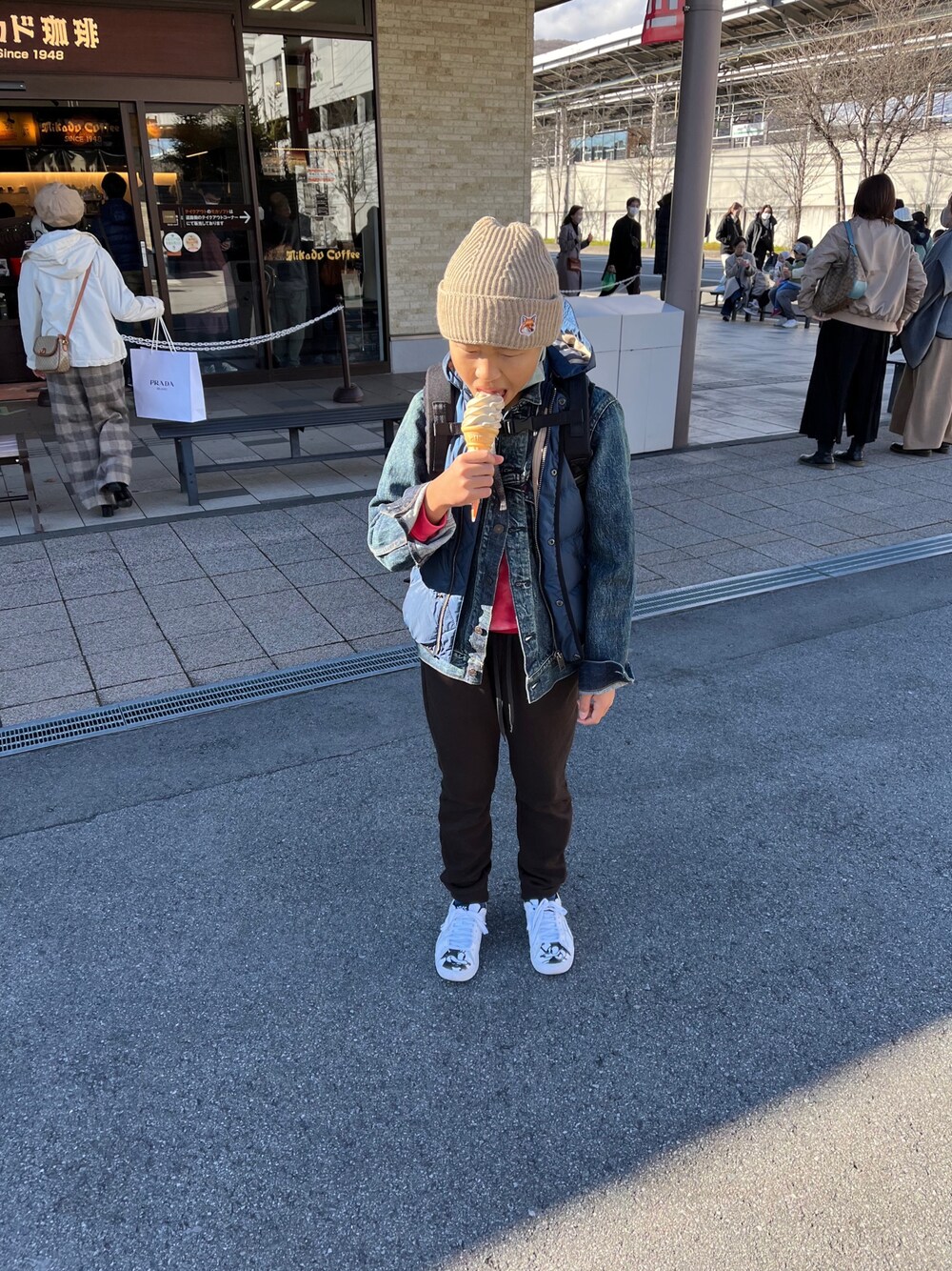 「Maison Kitsuneのアイテム（ファッション雑貨、ベージュ系）」を使った、Aiko Oritaさん（キッズ・145cm）の秋コーディネートの1枚目の写真