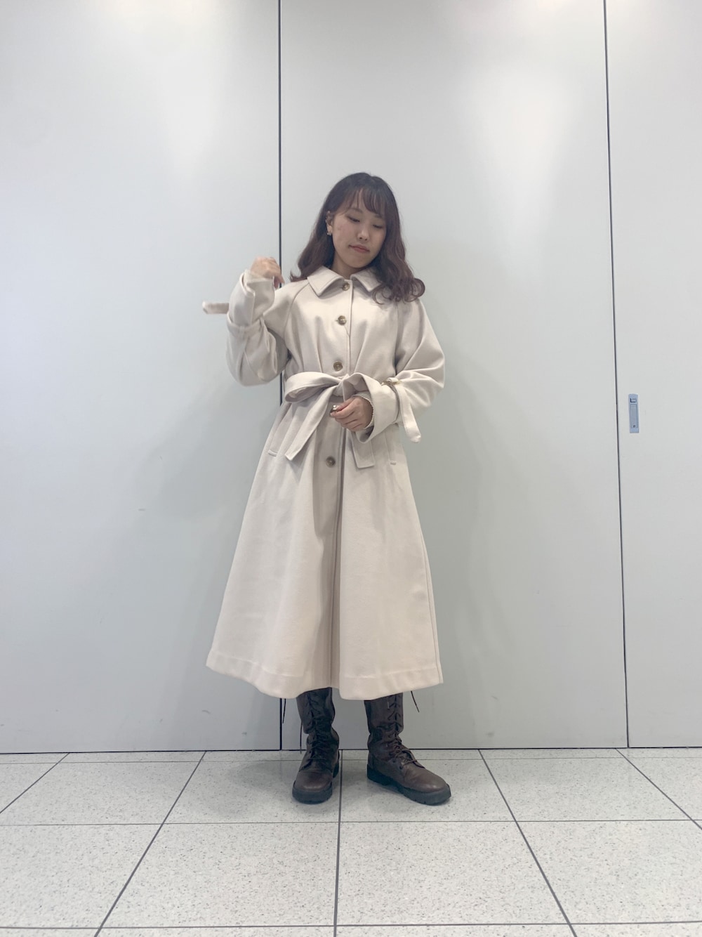「休日コーデ、冬コーデ、あったかコーデ、シンプル、ootd、ボリューム袖、プチプラコーデ、クリスマス、オトナ女子、淡色コーデ、ロングアウター、ステンカラーコート、コート、one after another NICE CLAUP、ゆるコーデ」｜「one after another NICE CLAUPの大人可愛いステンカラーオーバーロングコート（ステンカラーコート、ホワイト系）」を使った、EGAさん（レディース・159cm）の冬コーディネートの1枚目の写真