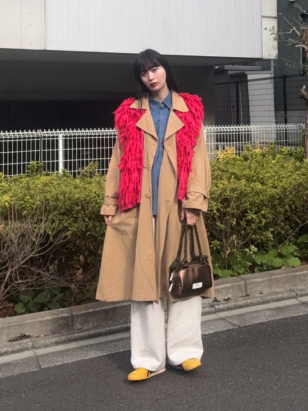 「春コーデ、春めき満開コーデ、レイヤードスタイル、トレンチコート、今日のコーデ、スニーカー、Onitsuka Tiger、スウェット、デニムシャツ、いいね、save、フォローお願いします🤑、高身長女子、高身長コーデ」｜「Onitsuka TigerのMEXICO 66 / メキシコ 66（スニーカー、イエロー系）」を使った、Mireyさん（レディース・173cm）の春コーディネートの1枚目の写真