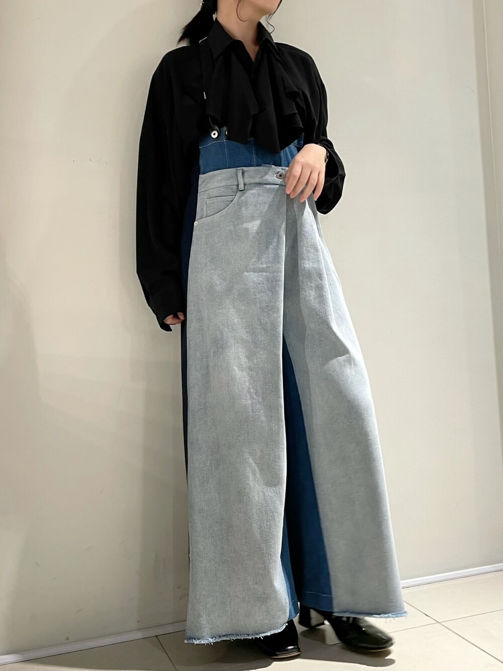 「デニム、着回しコーデ、フリルブラウス」｜「AULA AILAのAULA AILA/アウラ アイラ/COMBINATION DENIM PANTS（デニムパンツ、ブルー系）」を使った、yurina katsuraさん（レディース・165cm）の冬コーディネートの1枚目の写真
