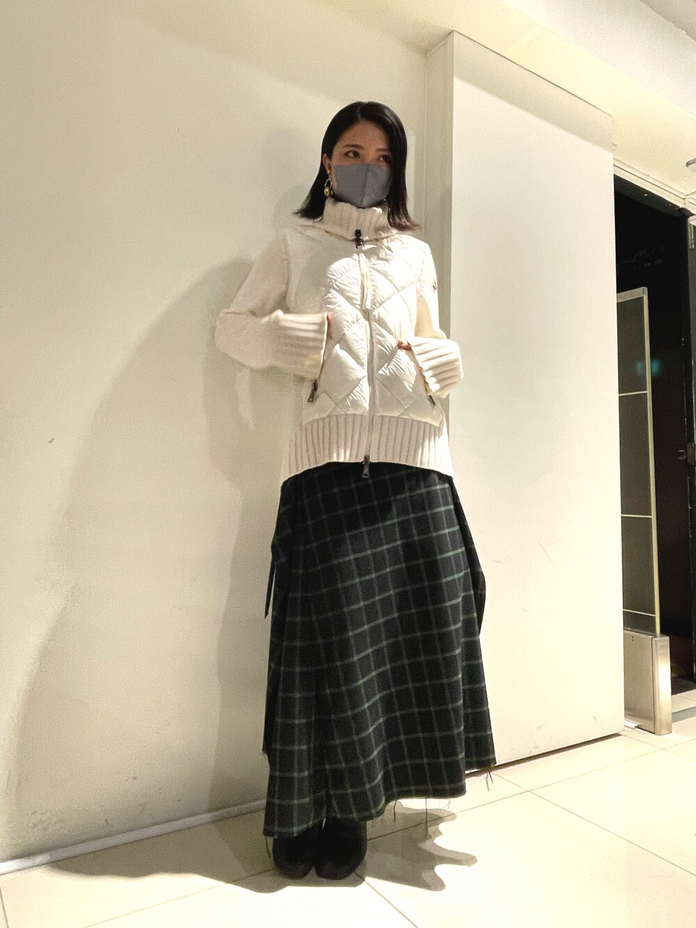 「カーディガン、白カーディガン、チェックスカート、チェック、ダウン、キルティング、ホワイト」｜「MONCLERのアイテム（ジャケット/アウター、ホワイト系）」を使った、yurina katsuraさん（レディース・165cm）の秋コーディネートの1枚目の写真
