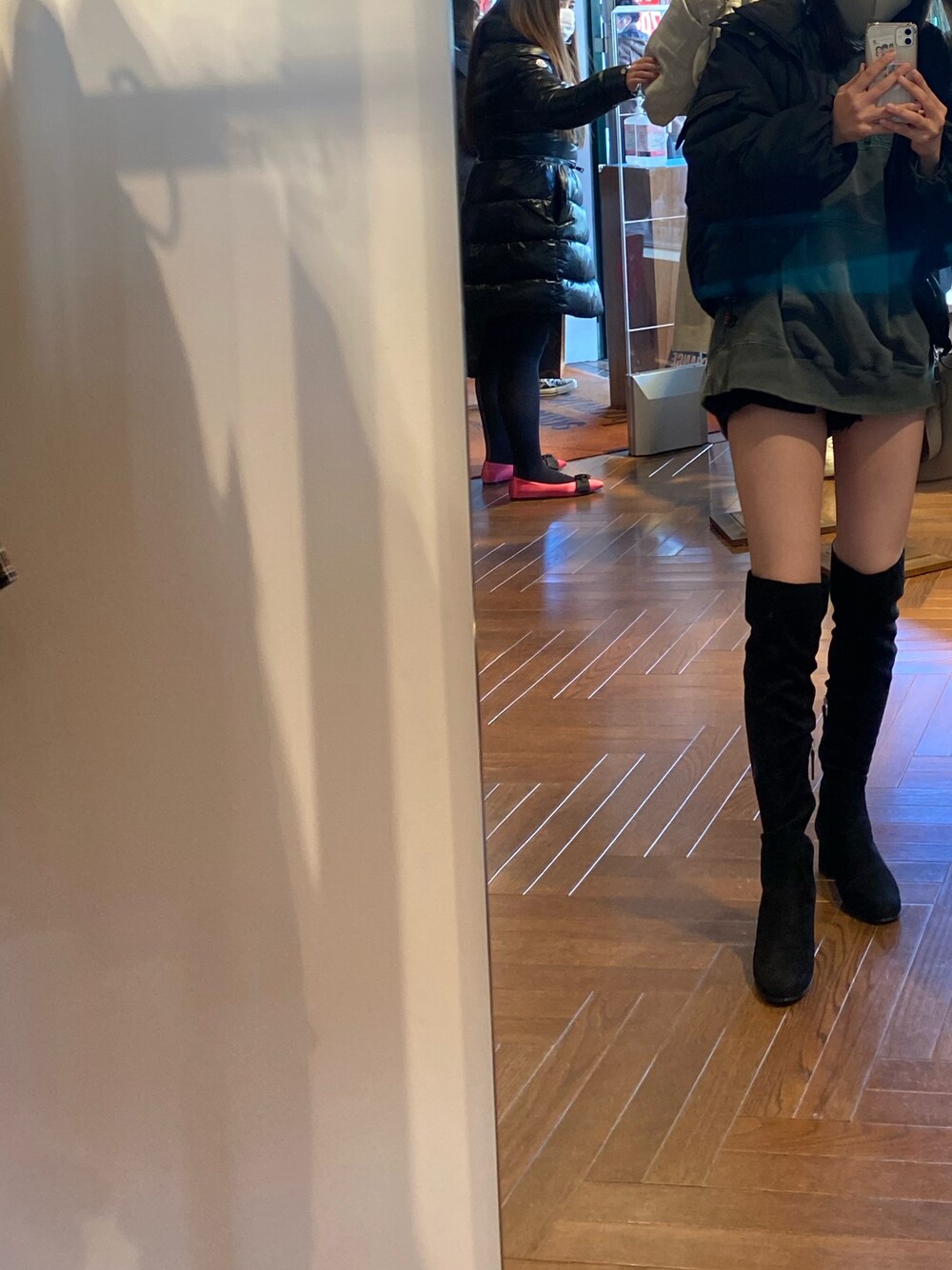 「私の推しブランド、冬コーデ、おしゃれさんと繋がりたい、ニーハイブーツ、オーバーサイズ、ブーツ、シンプル」｜「ZOZOのアイテム（ダウンジャケット/コート、ブラック系）」を使った、juzzyさん（レディース・163cm）の冬コーディネートの1枚目の写真
