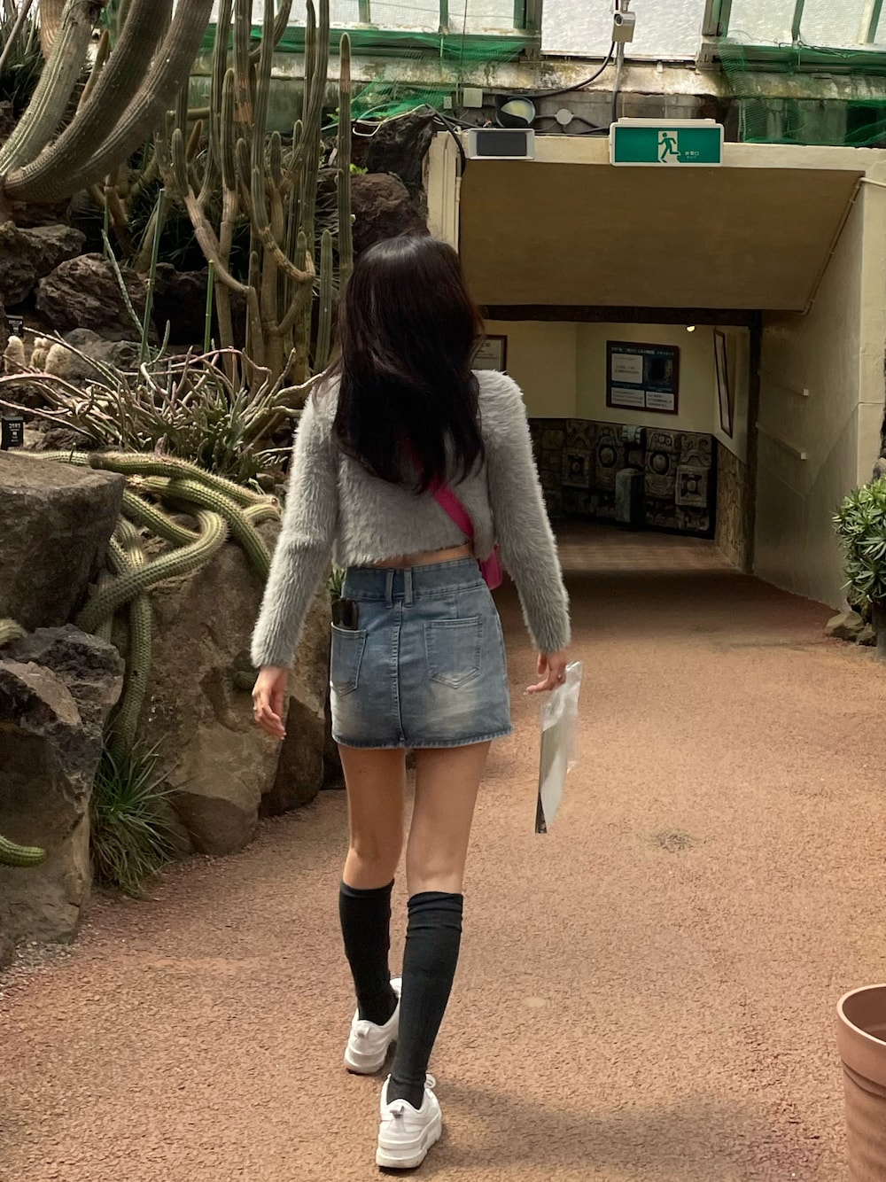 「休日スタイル、プチプラ、秋服、おしゃれさんと繋がりたい、ニットカーディガン、シンプル」｜「明洞で買ったのアイテム（デニムスカート、ブルー系）」を使った、juzzyさん（レディース・163cm）の冬コーディネートの1枚目の写真