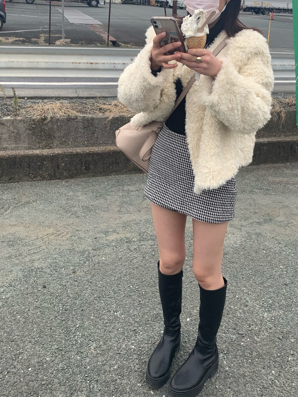 「私の推しブランド、休日スタイル、ootd、ラクチンコーデ、厚底シューズ、ガーリー」｜「DHOLICのアイテム（ジャケット/アウター、ホワイト系）」を使った、juzzyさん（レディース・163cm）の冬コーディネートの1枚目の写真
