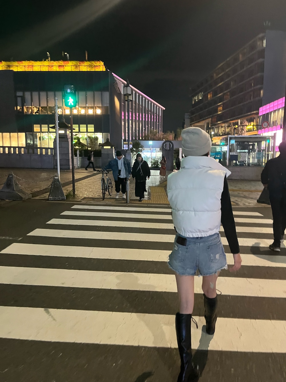 「カジュアル、お洒落さんとつながりたい、休日コーデ、ブーツ、デニム、タートルネック、標準身長、骨格ナチュラル、ハイファッション」｜「VARZARの【VARZAR】3D MONOGRAM BEANIE / バザール 3D モノグラム ロゴ ビーニー（ニットキャップ/ビーニー、ベージュ系）」を使った、juzzyさん（レディース・163cm）の冬コーディネートの1枚目の写真