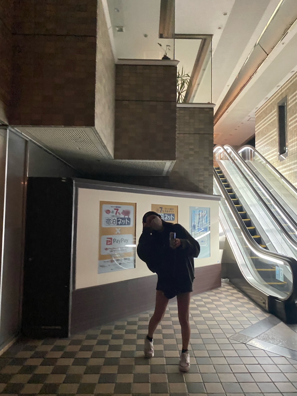 「大人カジュアル、カジュアル、ゆるコーデ、ビッグシルエット、着回しコーデ、プチプラ、ミニバッグ、いいね、save、フォローお願いします🤑、おしゃれさんと繋がりたい、白スニーカー、カラーコーデ、グリーン」｜「WHO'S WHO galleryの【KOOKY'N/クーキー】ピグメント刺繍カレッジフーディー（パーカー、グリーン系）」を使った、juzzyさん（レディース・163cm）の冬コーディネートの1枚目の写真