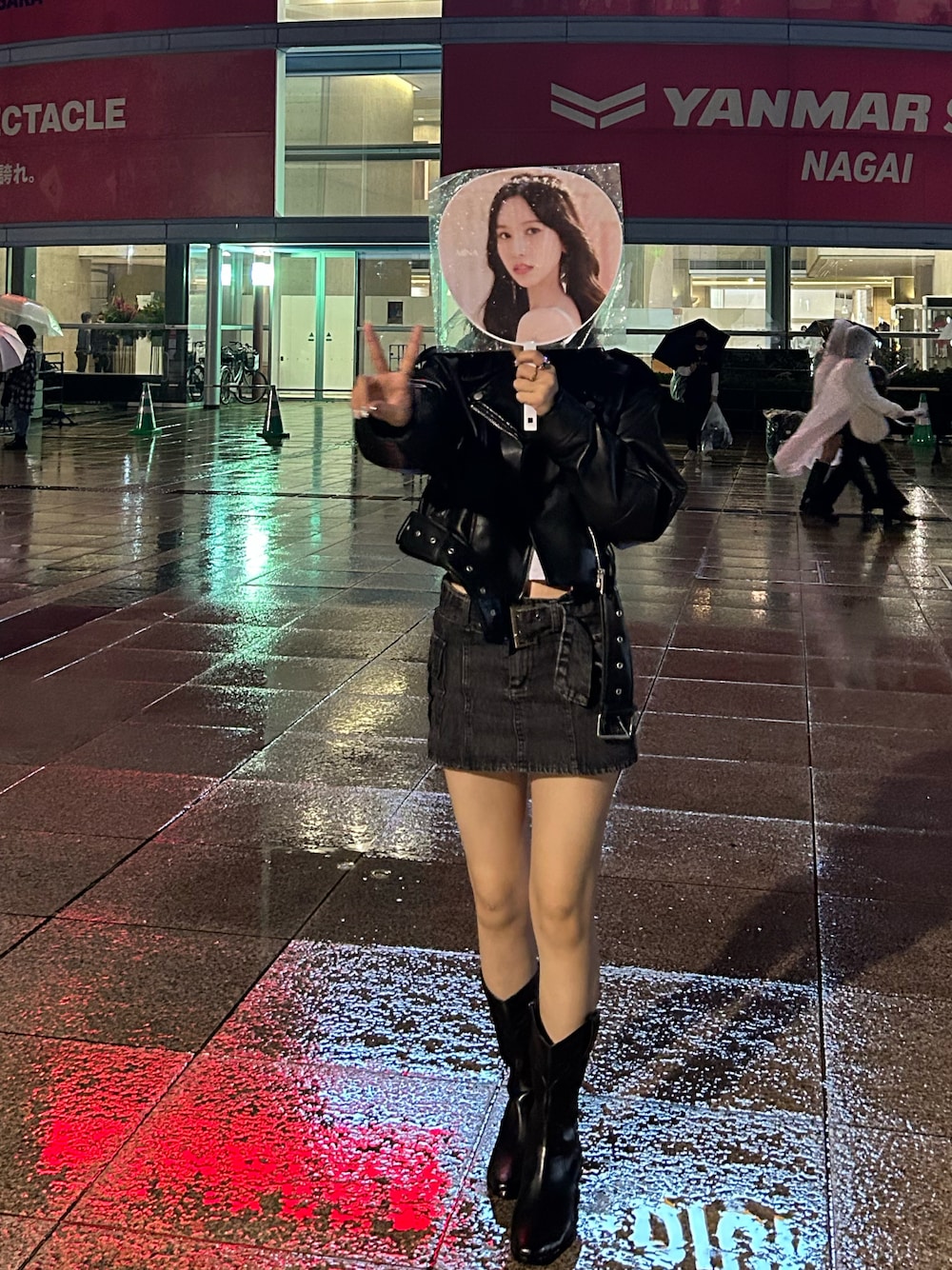 「TWICE、参戦服、韓国ファッション、韓国、モノトーン、おしゃれさんと繋がりたい、骨格ナチュラル、ワントーンコーデ、ロゴT、デニム」｜「ZARAのアイテム（ライダースジャケット、ブラック系）」を使った、juzzyさん（レディース・163cm）の春コーディネートの1枚目の写真