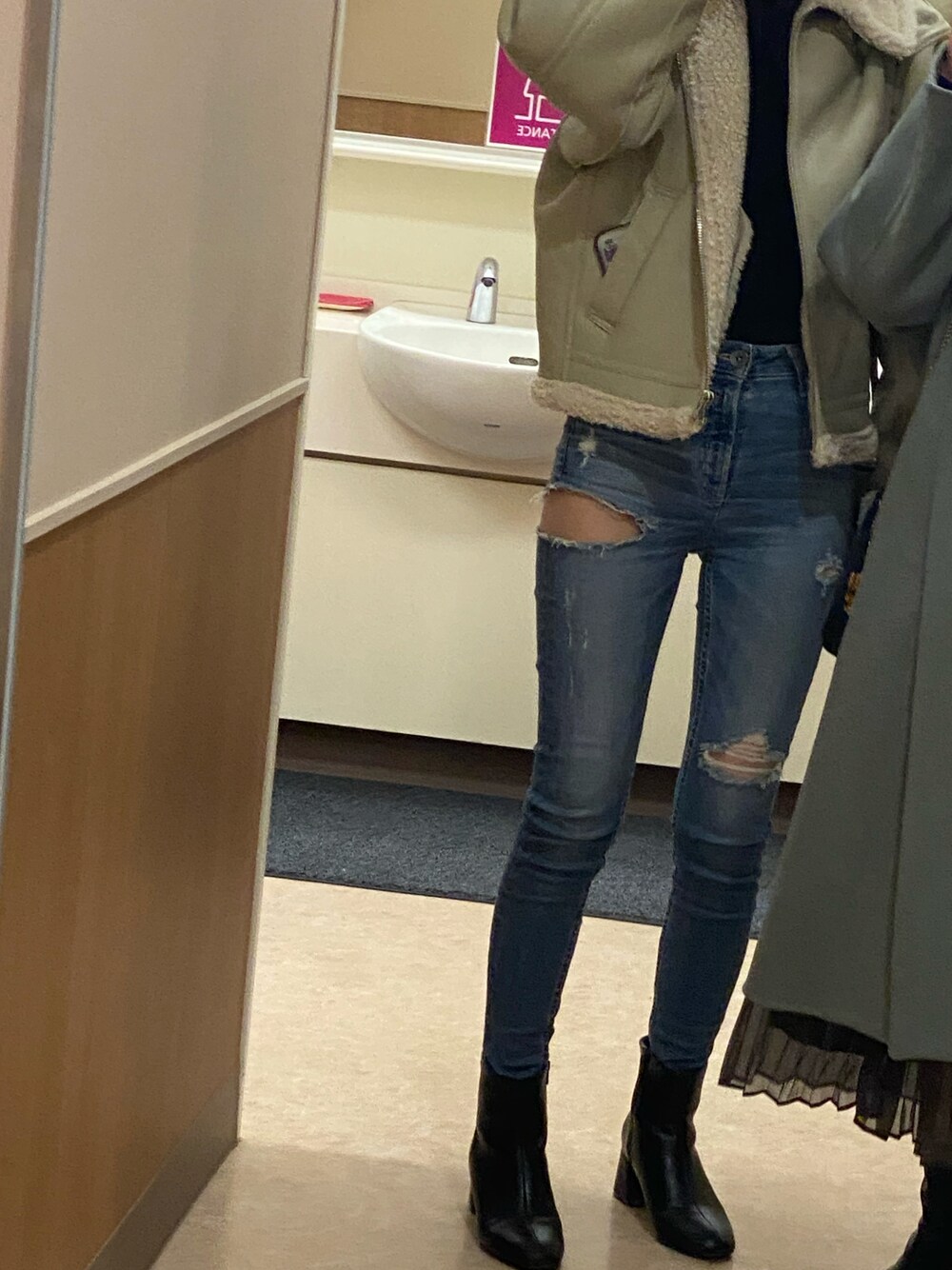 「私の推しブランド、冬コーデ、シンプル、おしゃれさんと繋がりたい、タートルネック、ブーツ」｜「GYDAのSIDE RIPPED スキニーデニムPT（デニムパンツ、ブルー系）」を使った、juzzyさん（レディース・163cm）の冬コーディネートの1枚目の写真